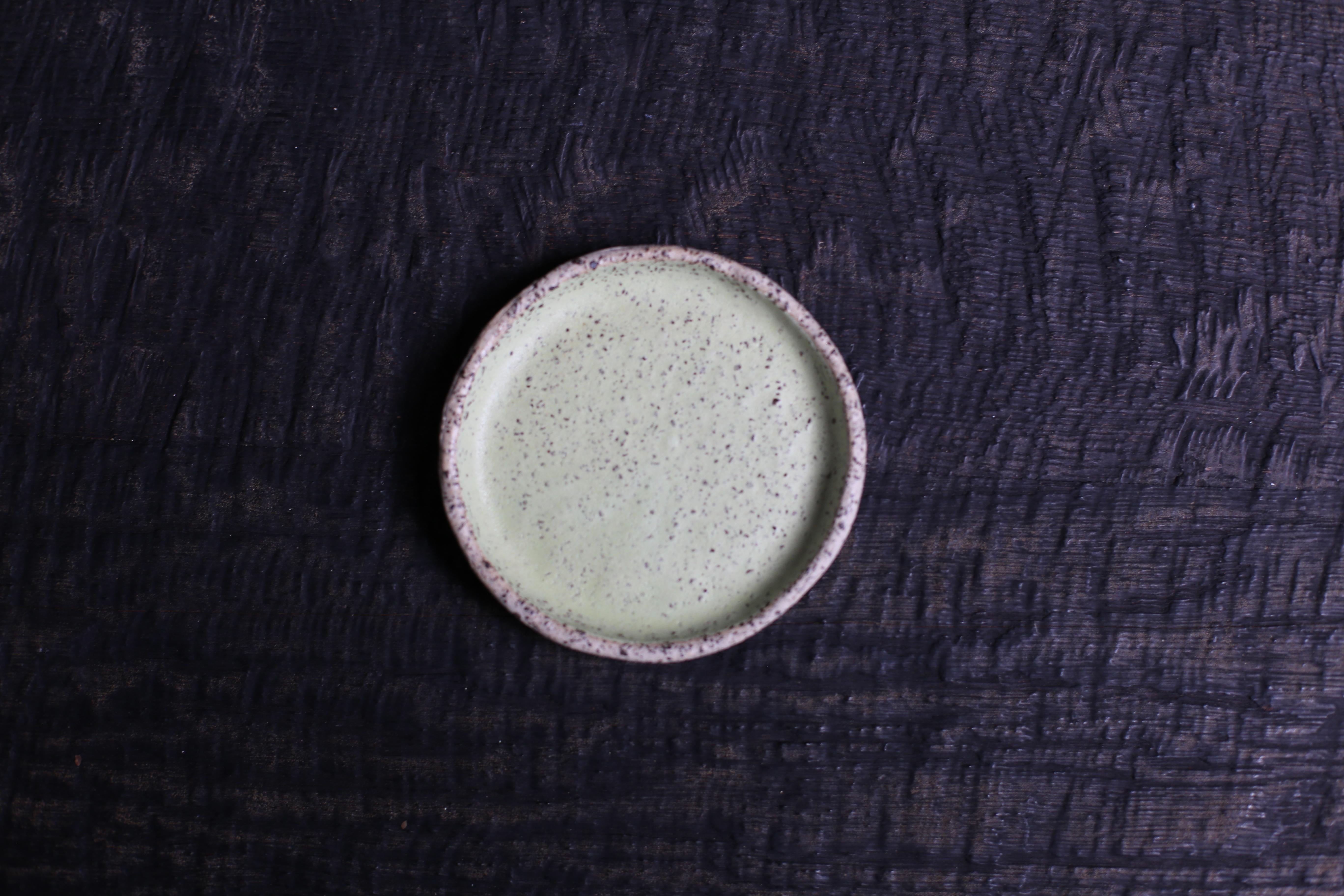 Round plate in StracciatellacClay and Matte Lime Glaze, mini
2022s / Belgium
Size : f100 mm
Artist : Sigrid Volders


[Sigrid Volders]
Based in Antwerp, Belgium, she works vigorously as a ceramic artist, mainly as a hair-making artist active