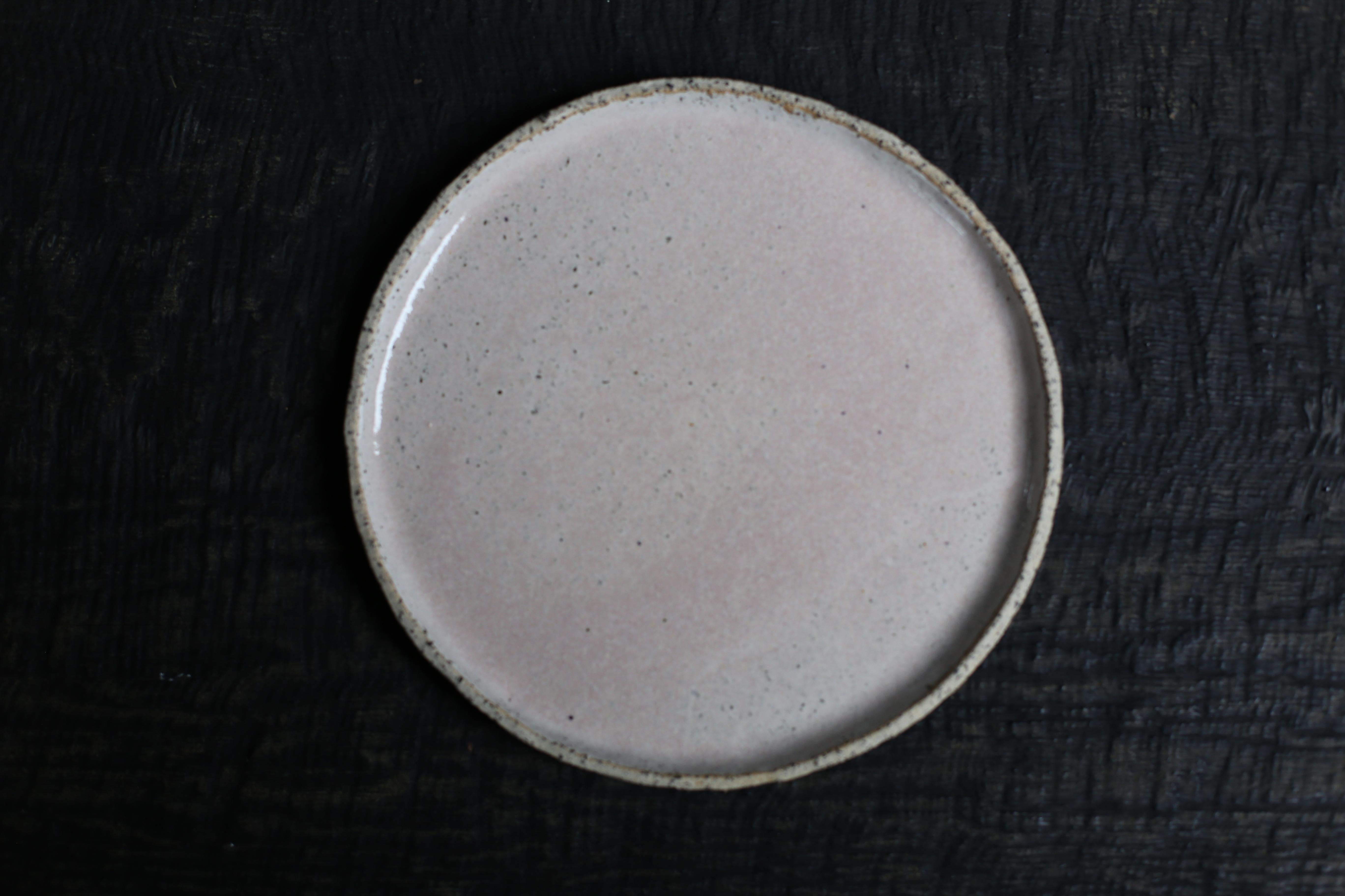 Round plate in Stracciatella clay and soft creamy pink glaze
2022s / Belgium
Size : f225 mm
Artist : Sigrid Volders


[Sigrid Volders]
Based in Antwerp, Belgium, she works vigorously as a ceramic artist, mainly as a hair-making artist active