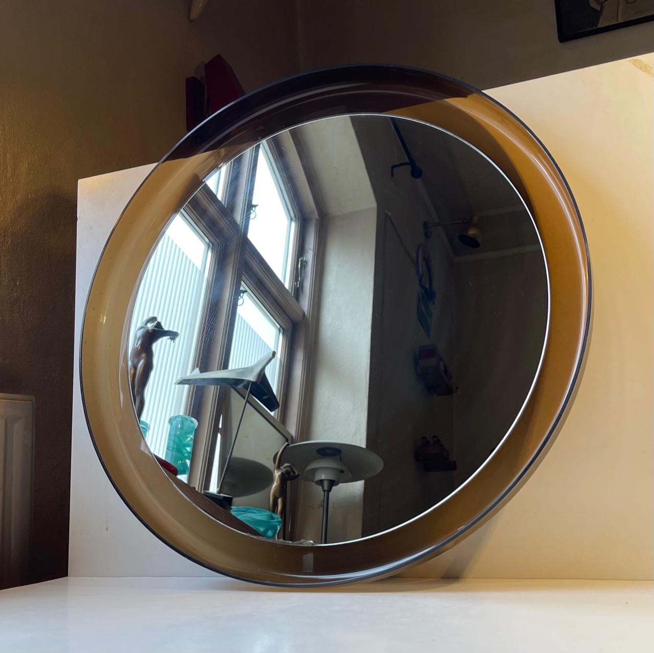 Circular wall mirror in smoke plexiglas designed by Makio Hasuike. Manufactured by Guzzini in Italy during the 1970s. Measurements: Diameter: 56 cm, Dept: 4.5 cm.