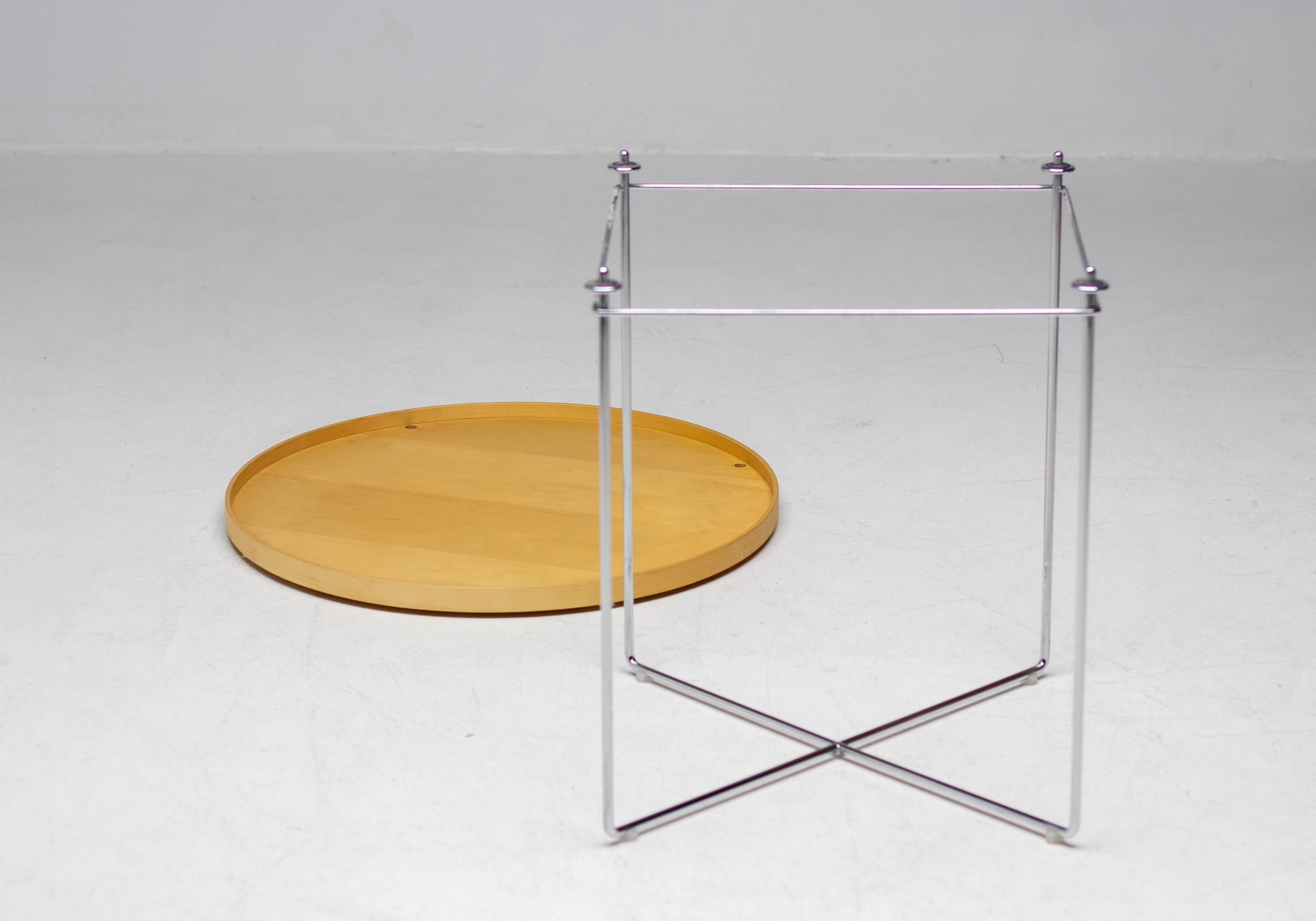 Elegant and very practical tray table in ash plywood with a chromed steel frame.
Made by Leolux, The Netherlands. Marked with label.