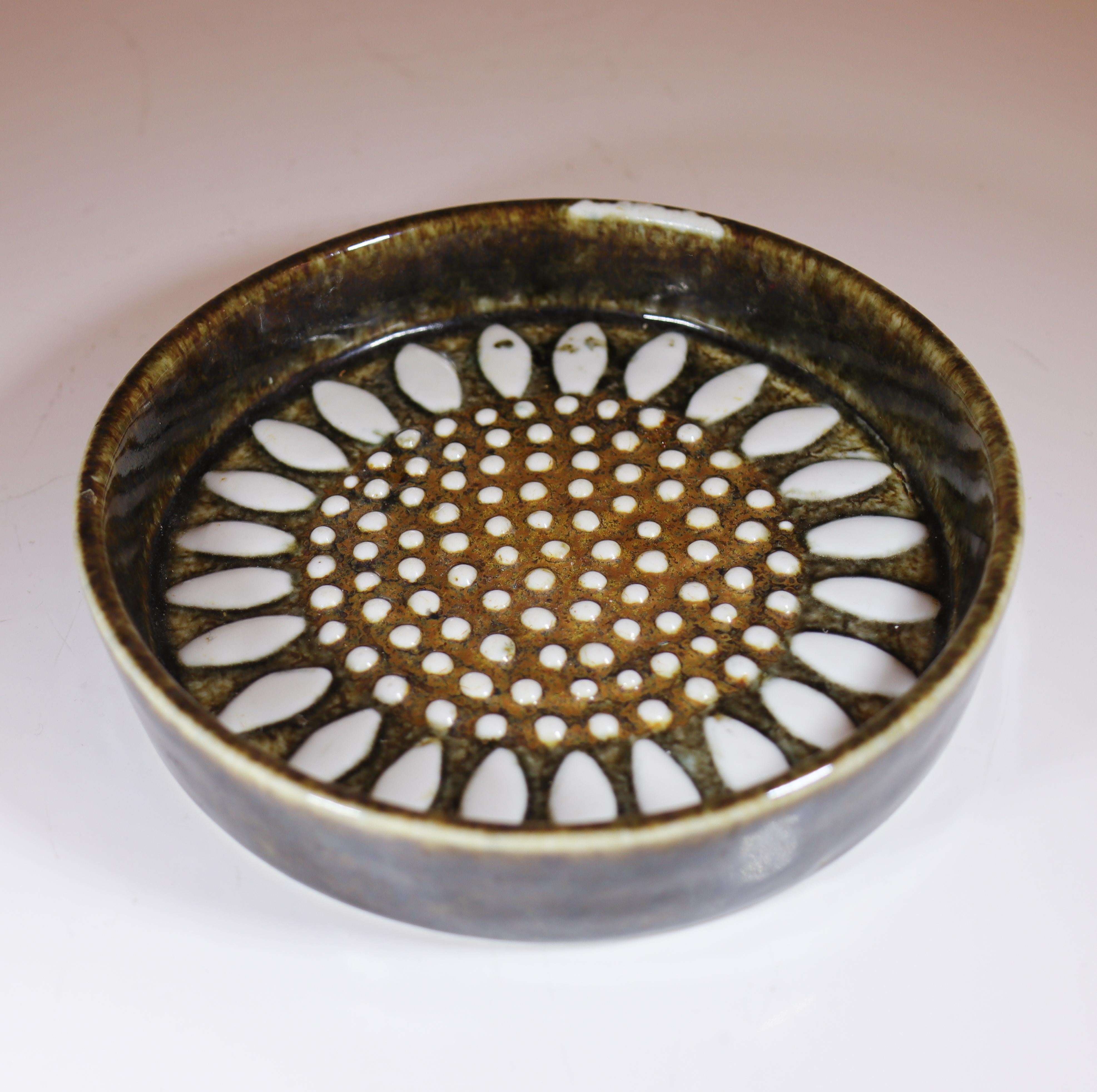 Ciotola rotonda in porcellana Fiore- Sylvia Leuchovius - Rörstrand - Anni '70 In condizioni ottime in vendita a Stockholm, SE