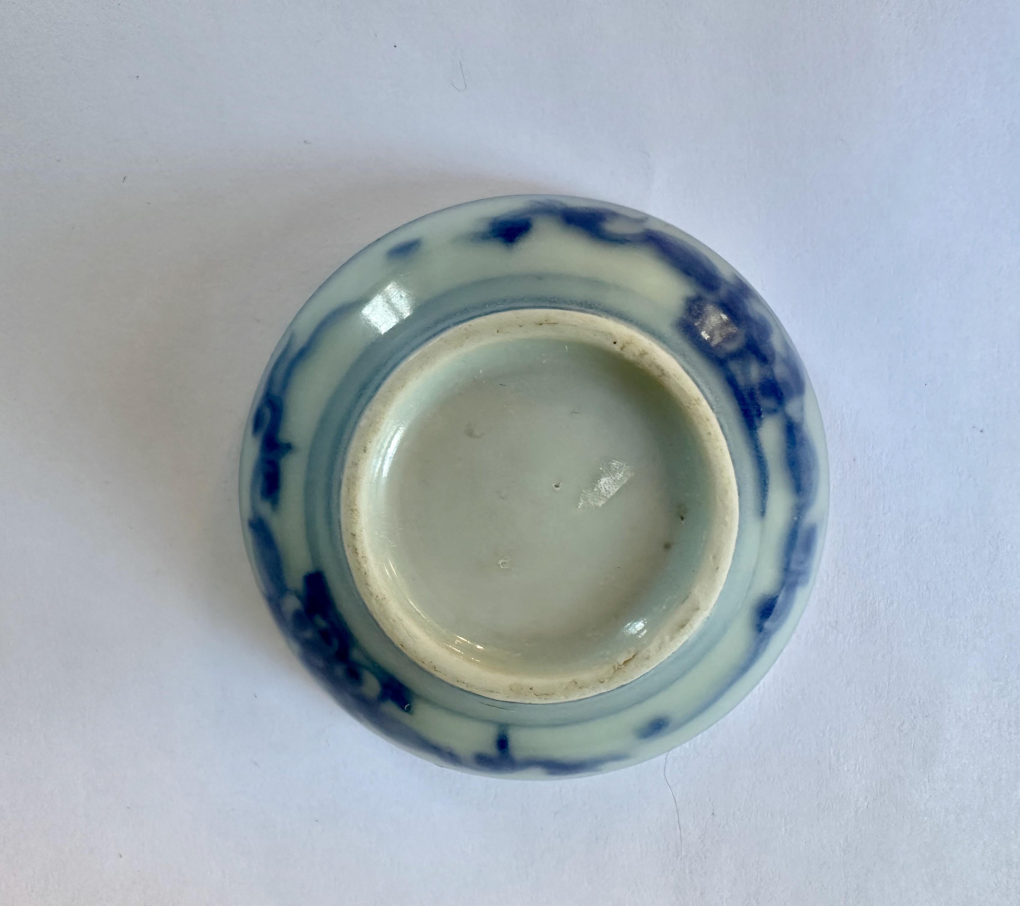 18th Century and Earlier Round Porcelain Box from the Hatcher Collection Decorated with Phoenix For Sale