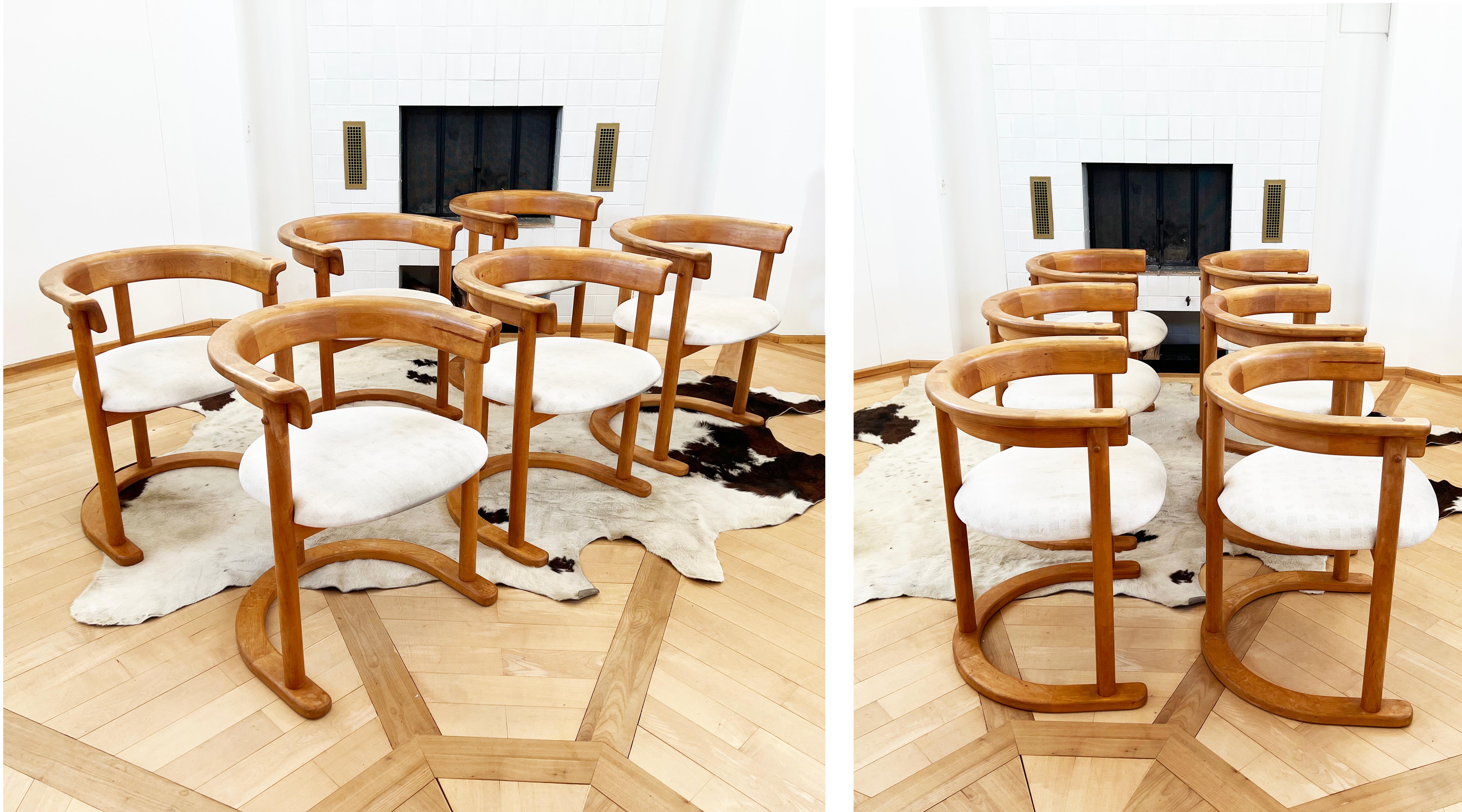 Brutalisme Table de salle à manger ronde post-moderne brutaliste MCM en hêtre + 6 chaises, 9 pièces en vente