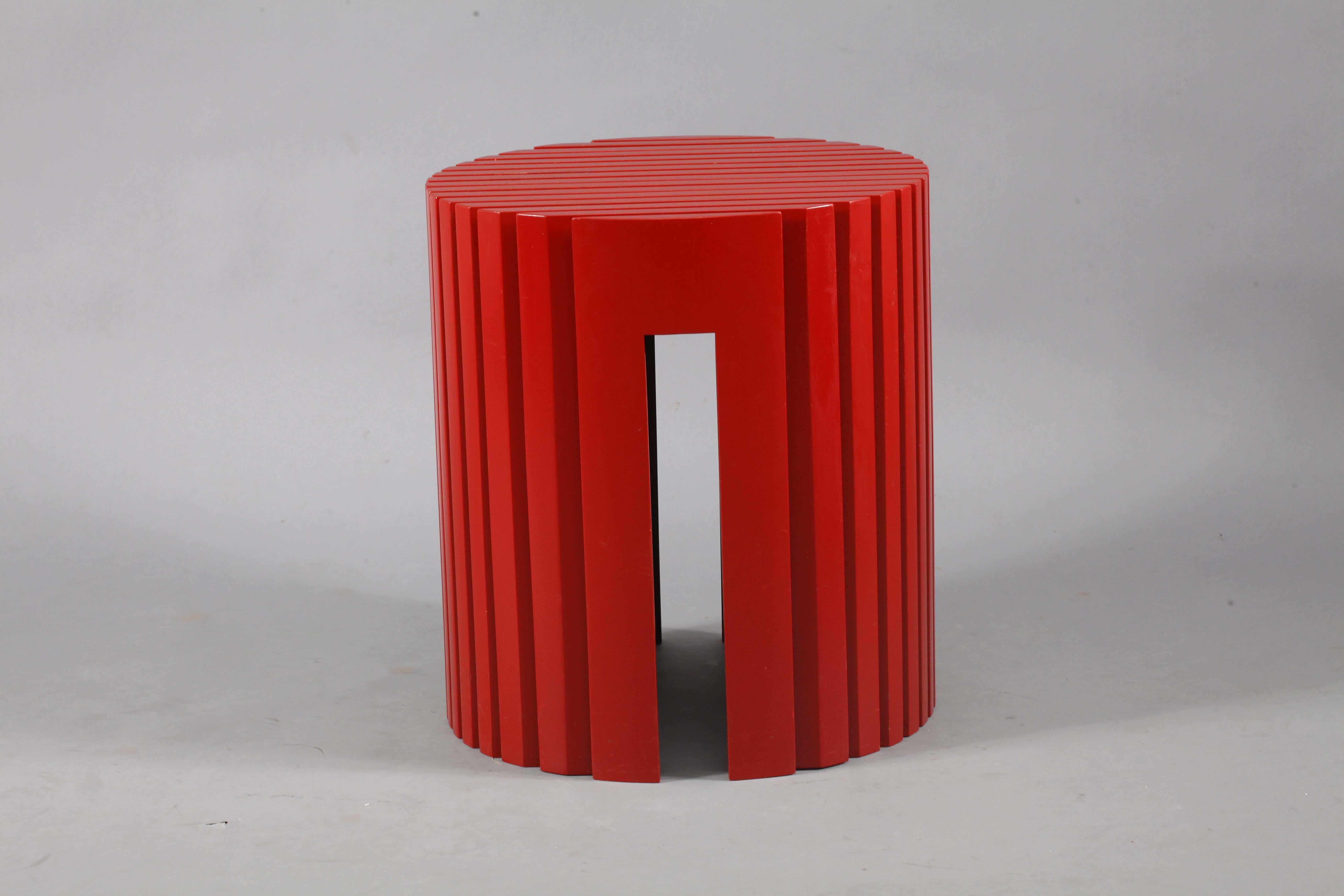 Round Postmodern architectural coffee table
Arch. Wieser
Architect Wieser made is adjucation by Viennese Professor Roland Rainer in Vienna, 1970.
Vienna, 1980
Red lacquered wood, chrome.