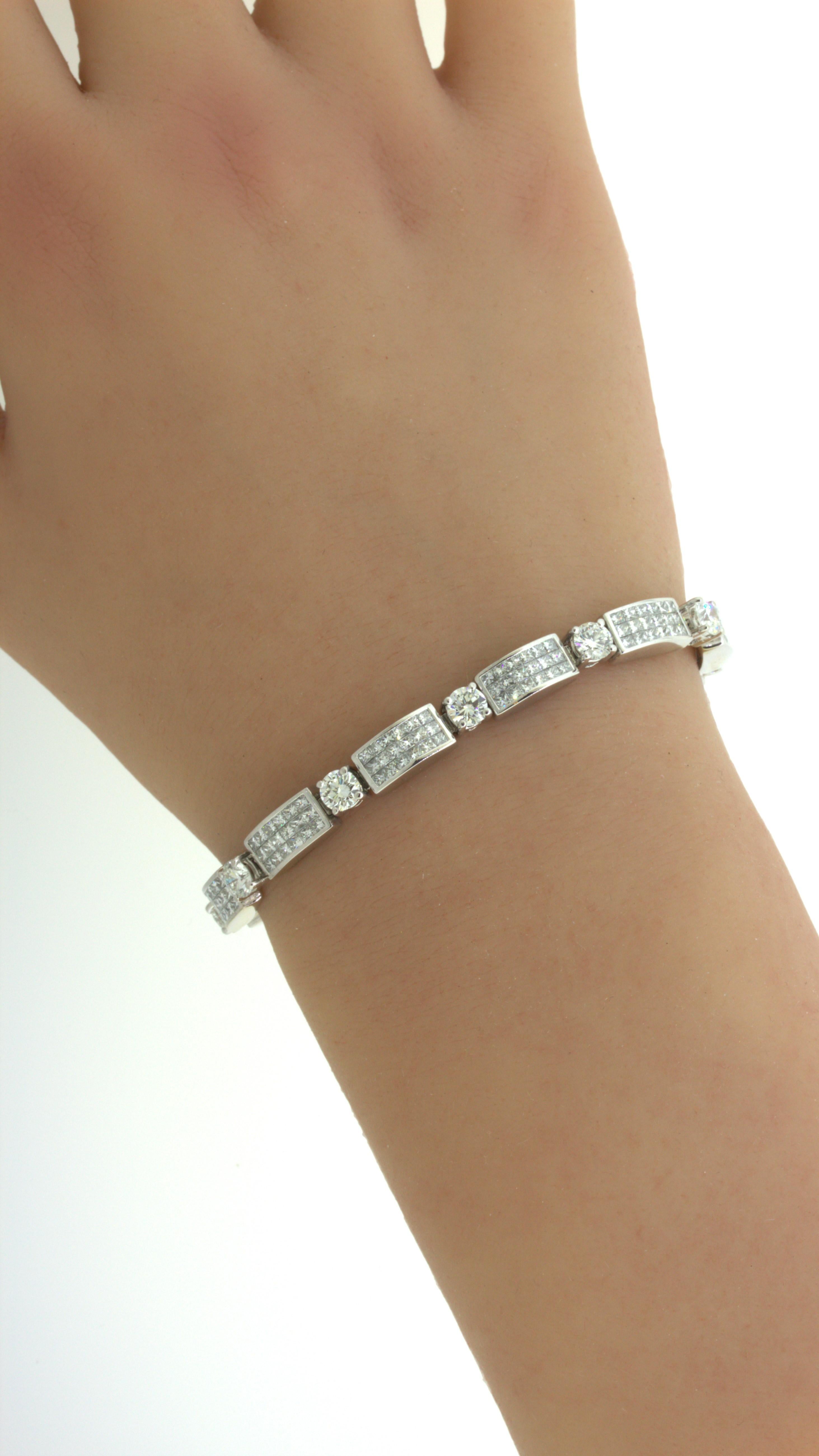 Round & Princess-cut Diamond 18k White Gold Invisible-Set Tennis Bracelet For Sale 7