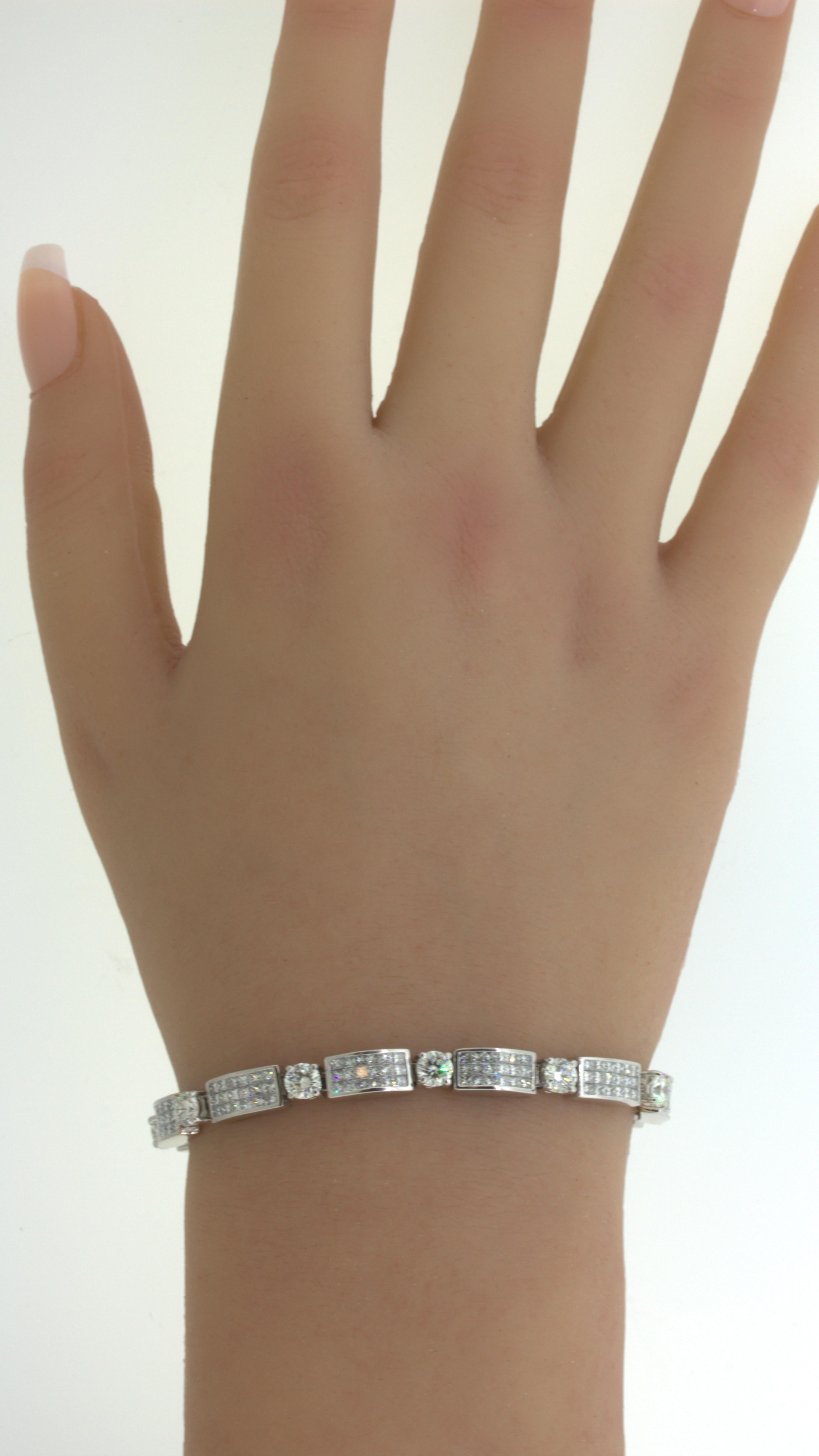 Round & Princess-cut Diamond 18k White Gold Invisible-Set Tennis Bracelet For Sale 8