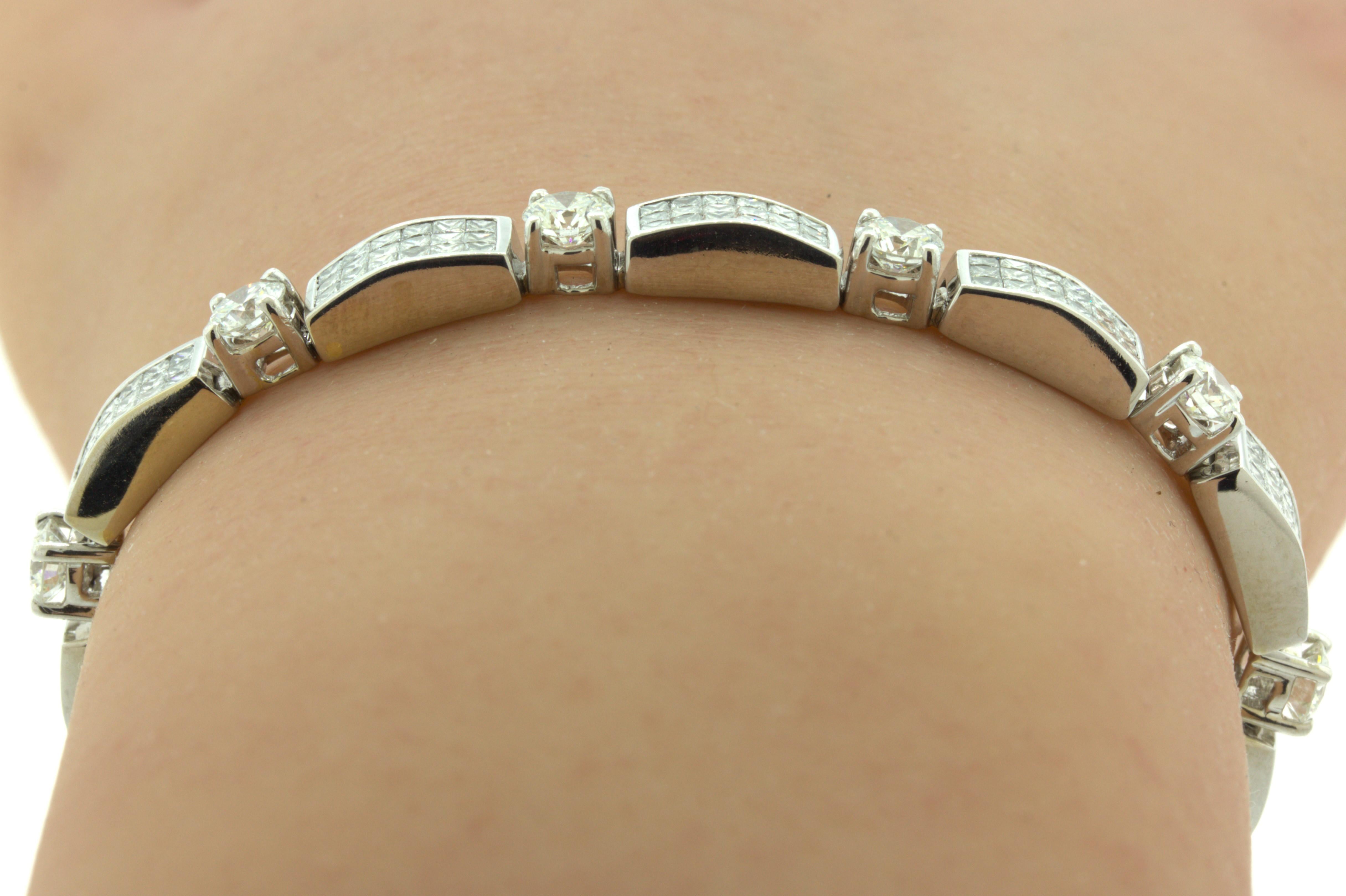 Round & Princess-cut Diamond 18k White Gold Invisible-Set Tennis Bracelet For Sale 2