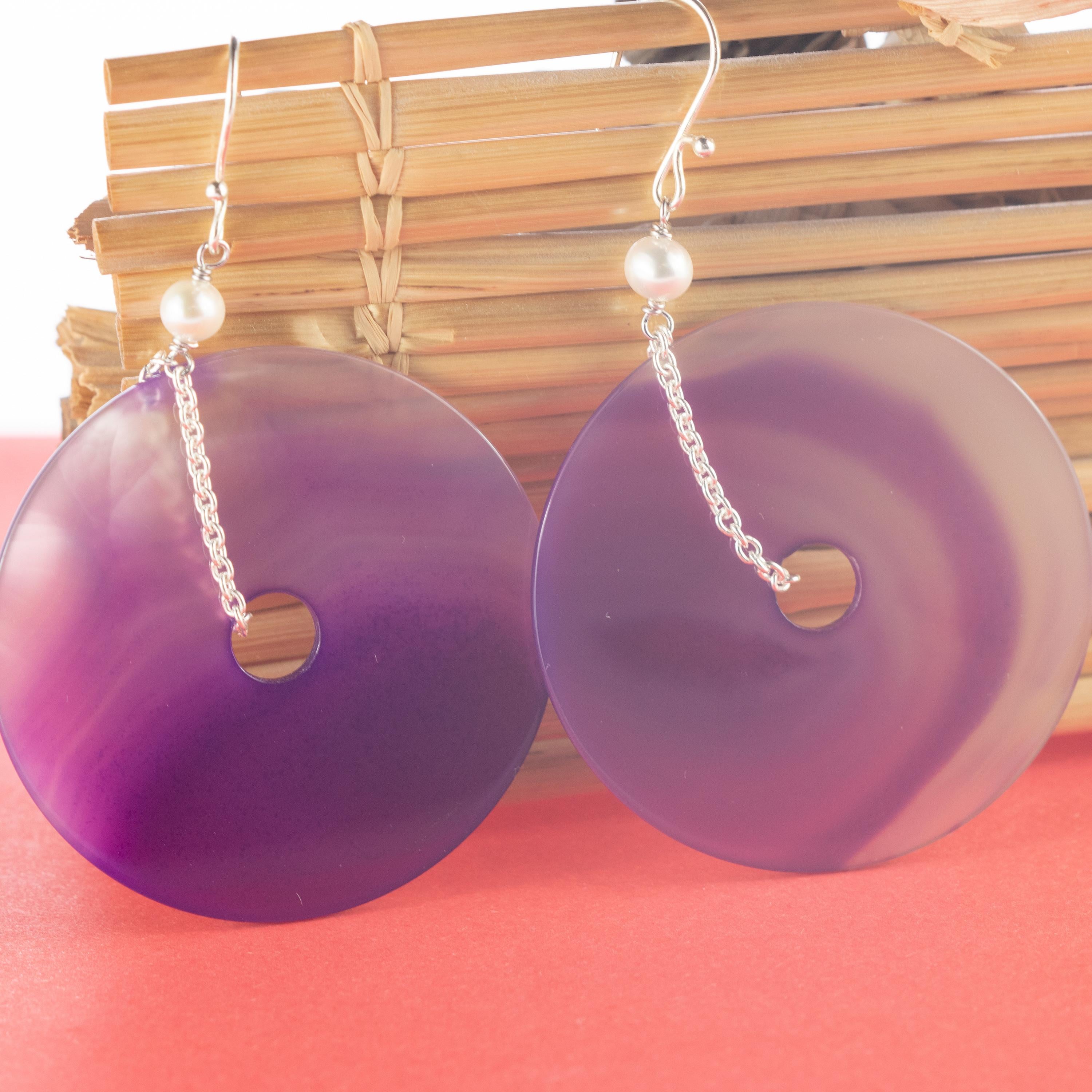 Gradient purple donut-shaped agate earrings with freshwater pearl in a circular form. Contemporary and unique piece designed with a classy and elegant style. Dangle natural stone piece of jewellery with a delicate 925 sterling silver chain which