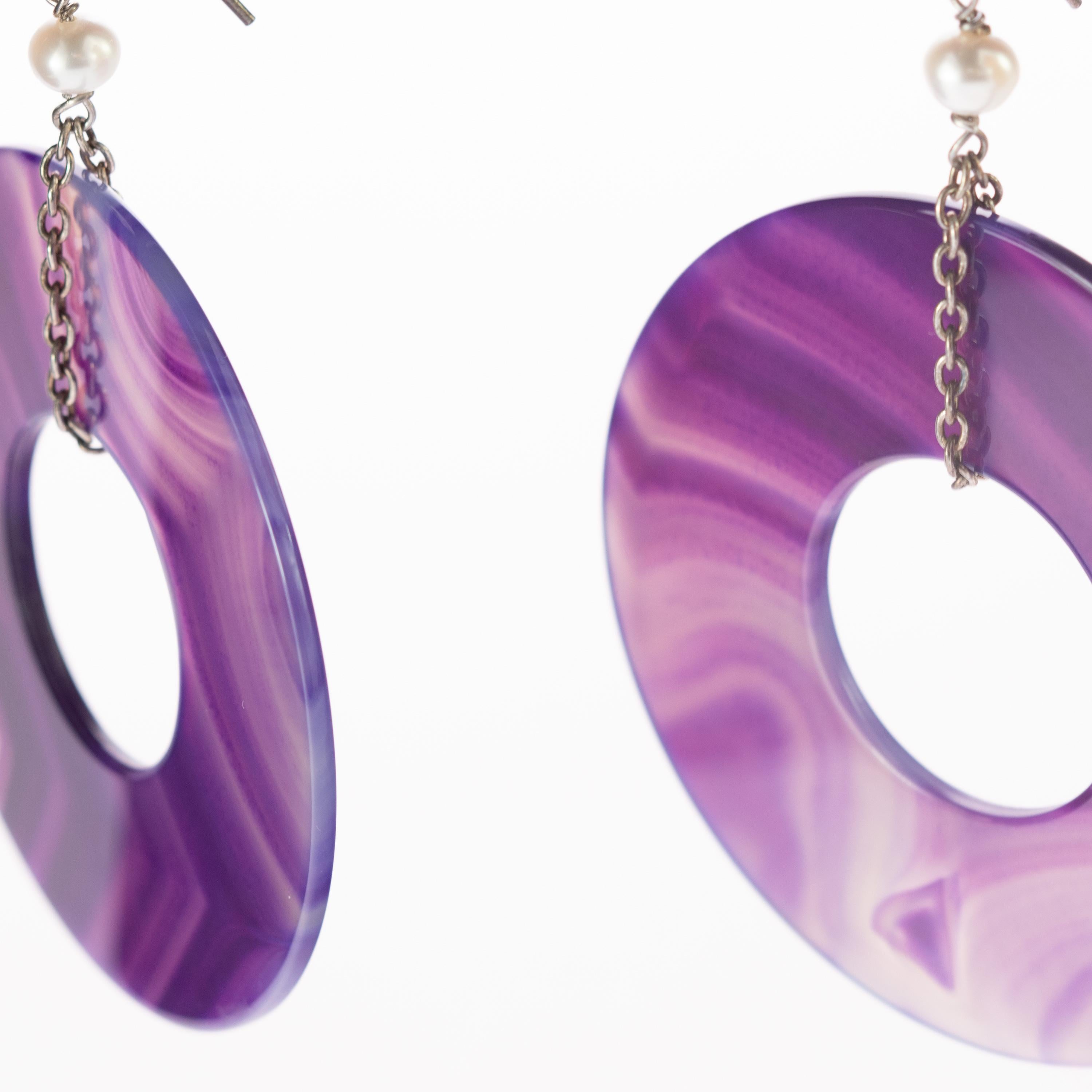 Gradient purple donut-shaped agate earrings with freshwater pearl in a circular form. Contemporary and unique piece designed with a classy and elegant style. Dangle natural stone piece of jewellery with a delicate 925 sterling silver chain which