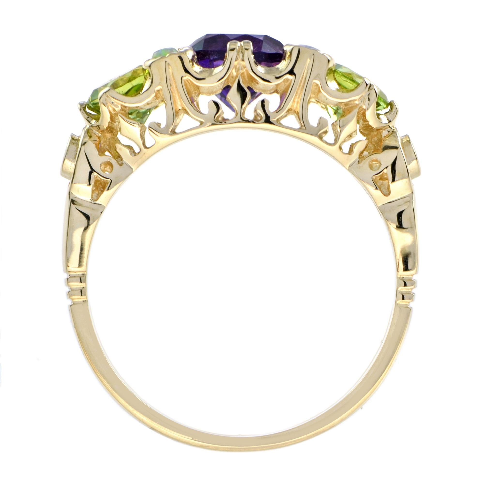 Donna Anello rotondo in oro giallo con tre pietre, ametista viola e peridoto verde. in vendita