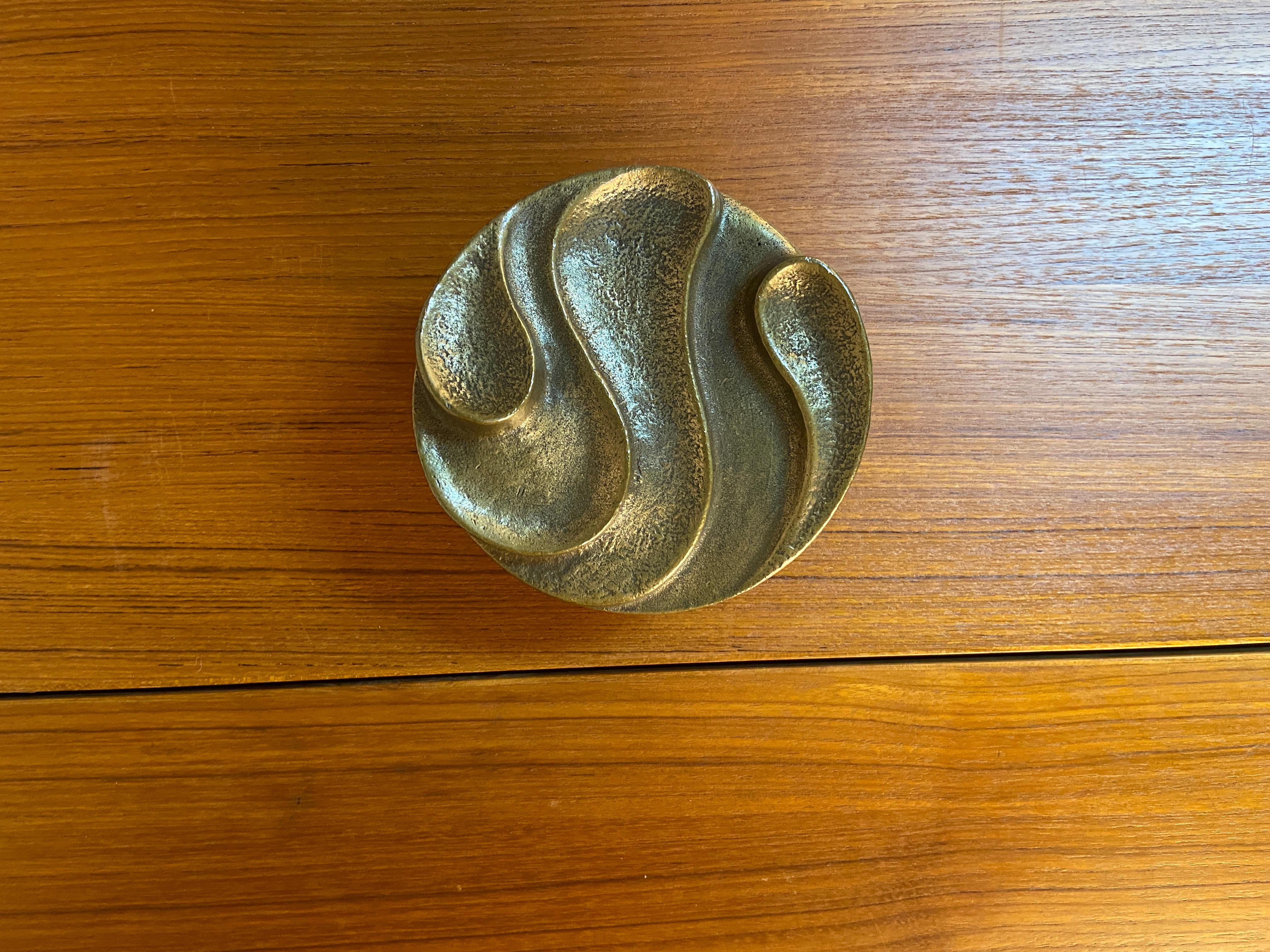 Round Push and Pull Door Handle in Bronze with Curvaceous Relief In Excellent Condition For Sale In London, GB