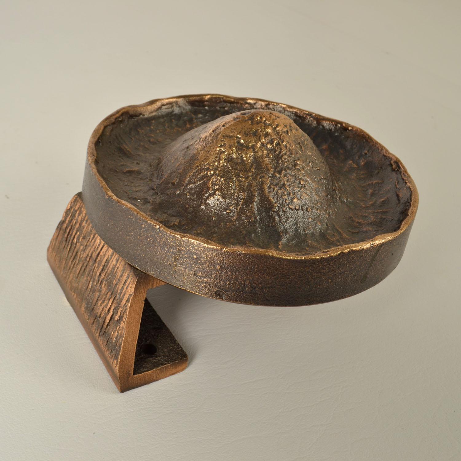 Maniglia singola rotonda per porta con rilievo profondo che è  strutturato. Rilievo in bronzo fuso in perfette condizioni. Il bronzo ha una patina da sottotitolo dovuta alla superficie strutturata e alla sua età, circa 1970. 
La maniglia Artistics