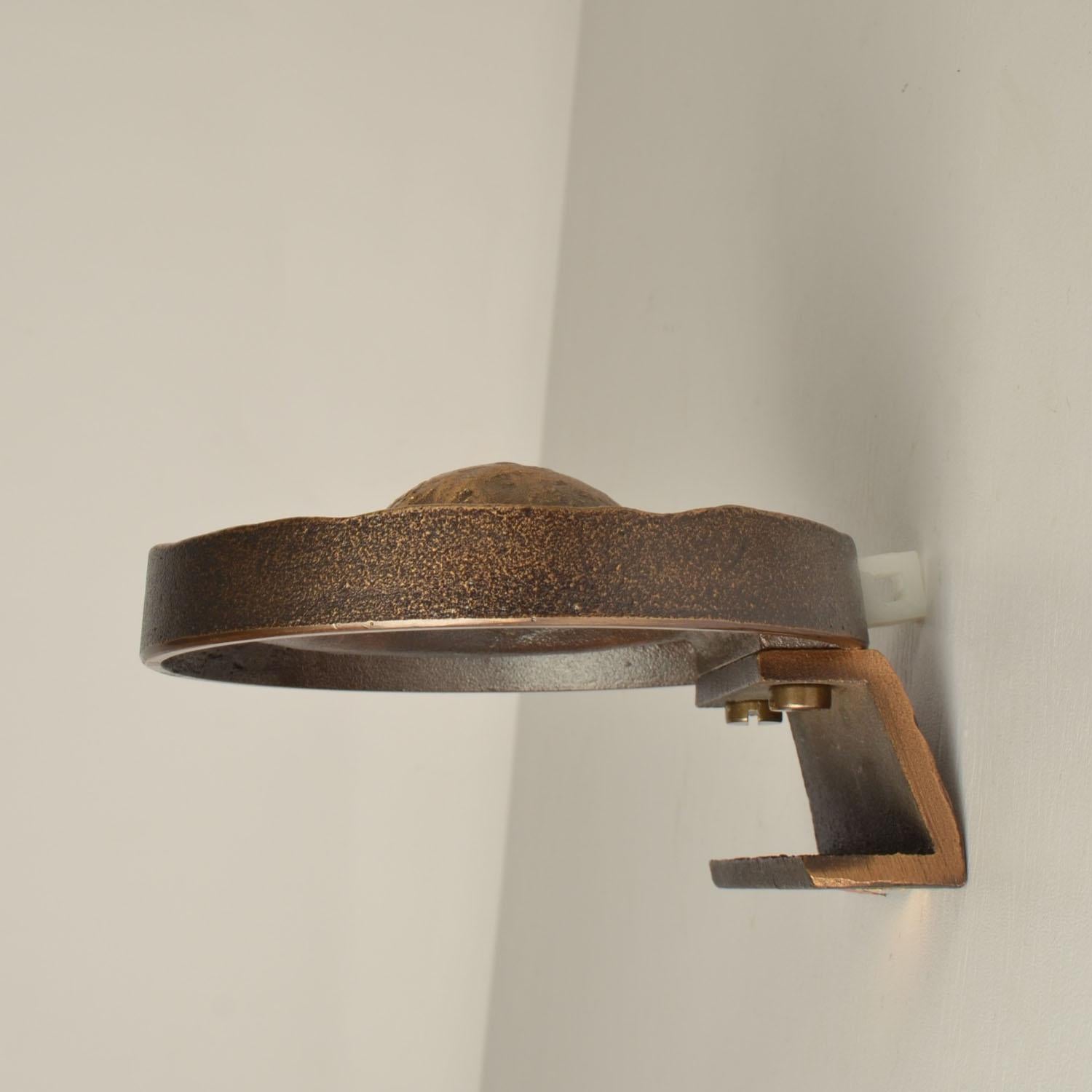 Maniglia tonda per porta a pressione e a tirante in bronzo con rilievo profondo In condizioni ottime in vendita a London, GB