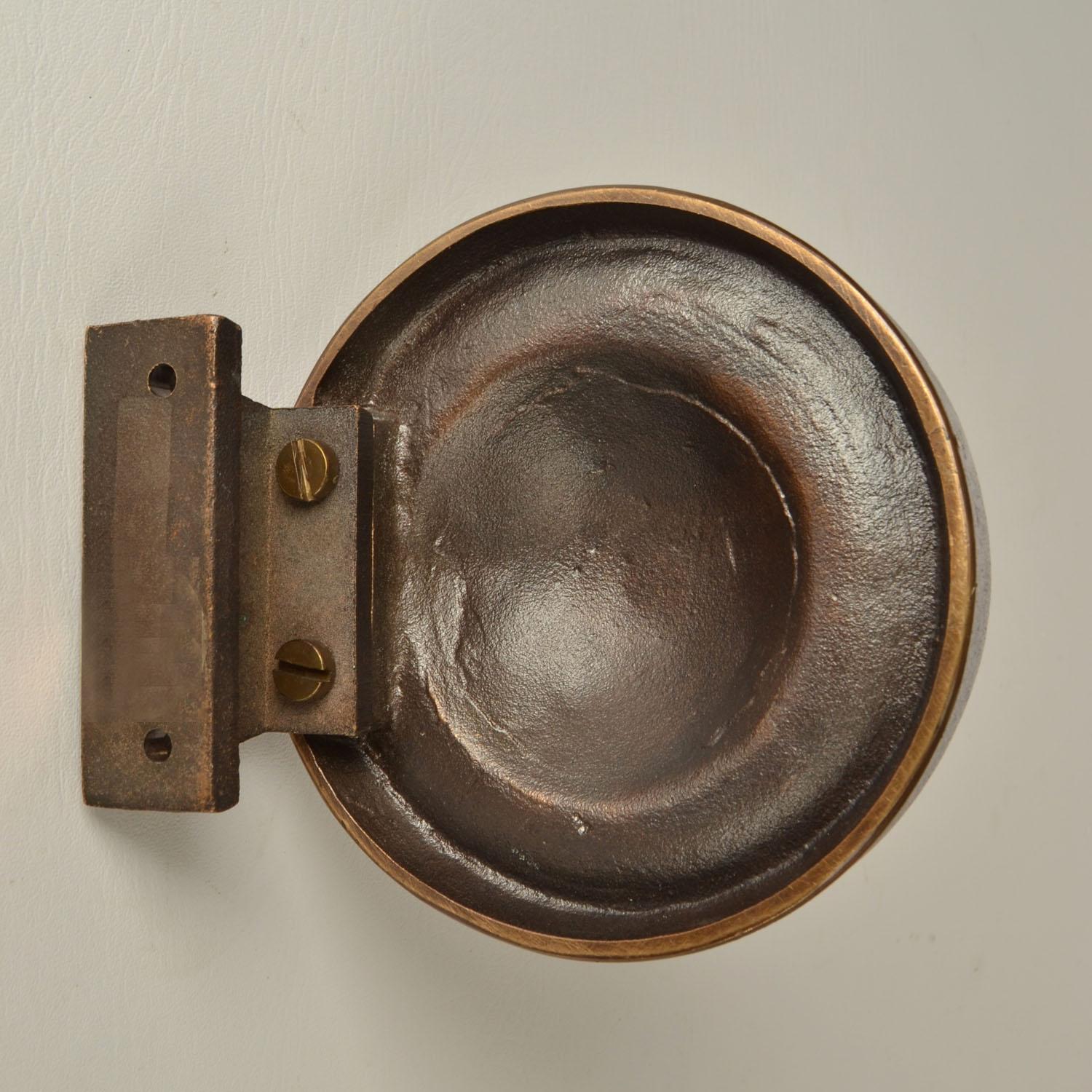 Fine XX secolo Maniglia tonda per porta a pressione e a tirante in bronzo con rilievo profondo in vendita