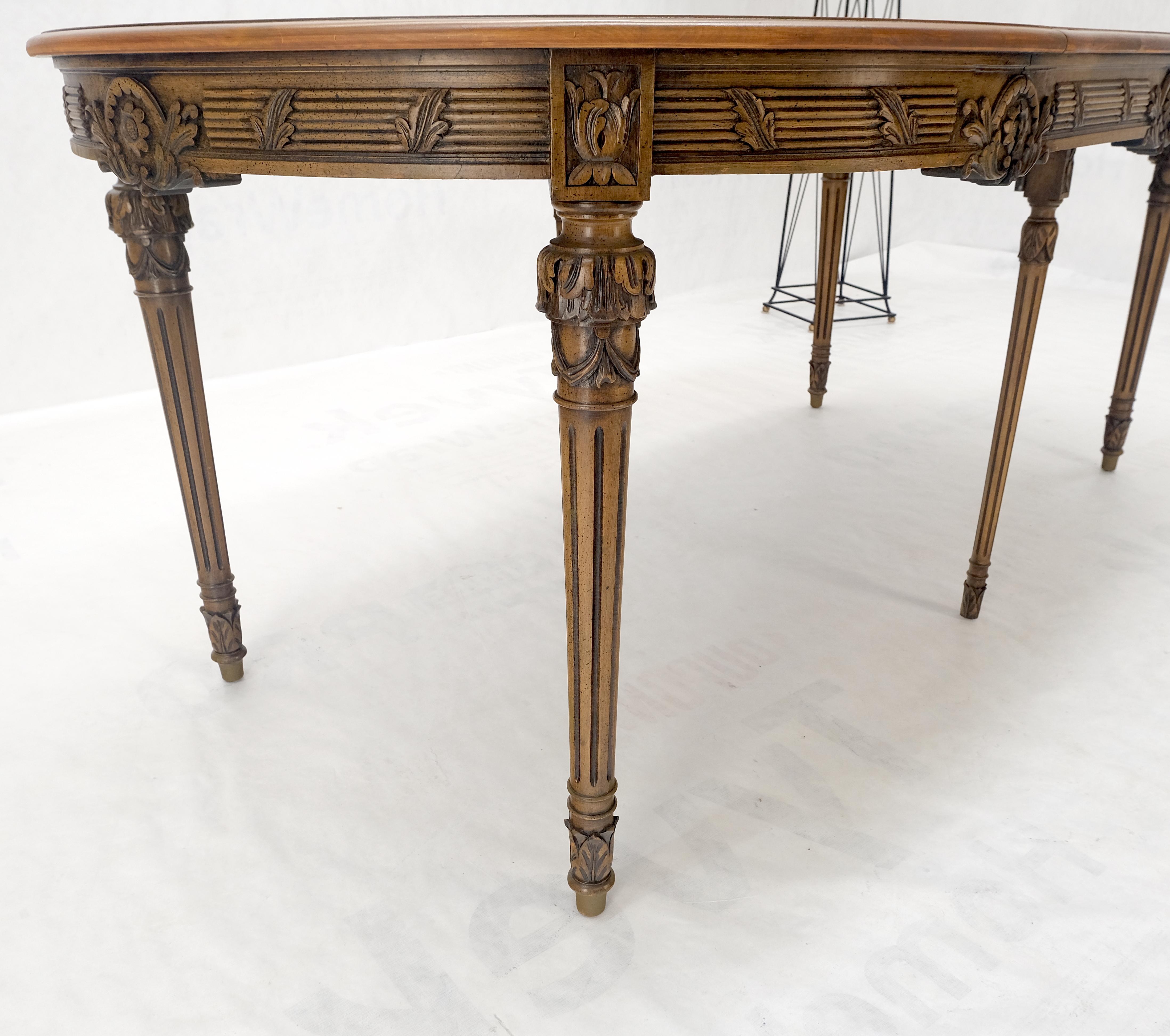 Italian Round Racetrack w/ Two Large Leaves Carved Olive Finish Dining Table MINT! For Sale