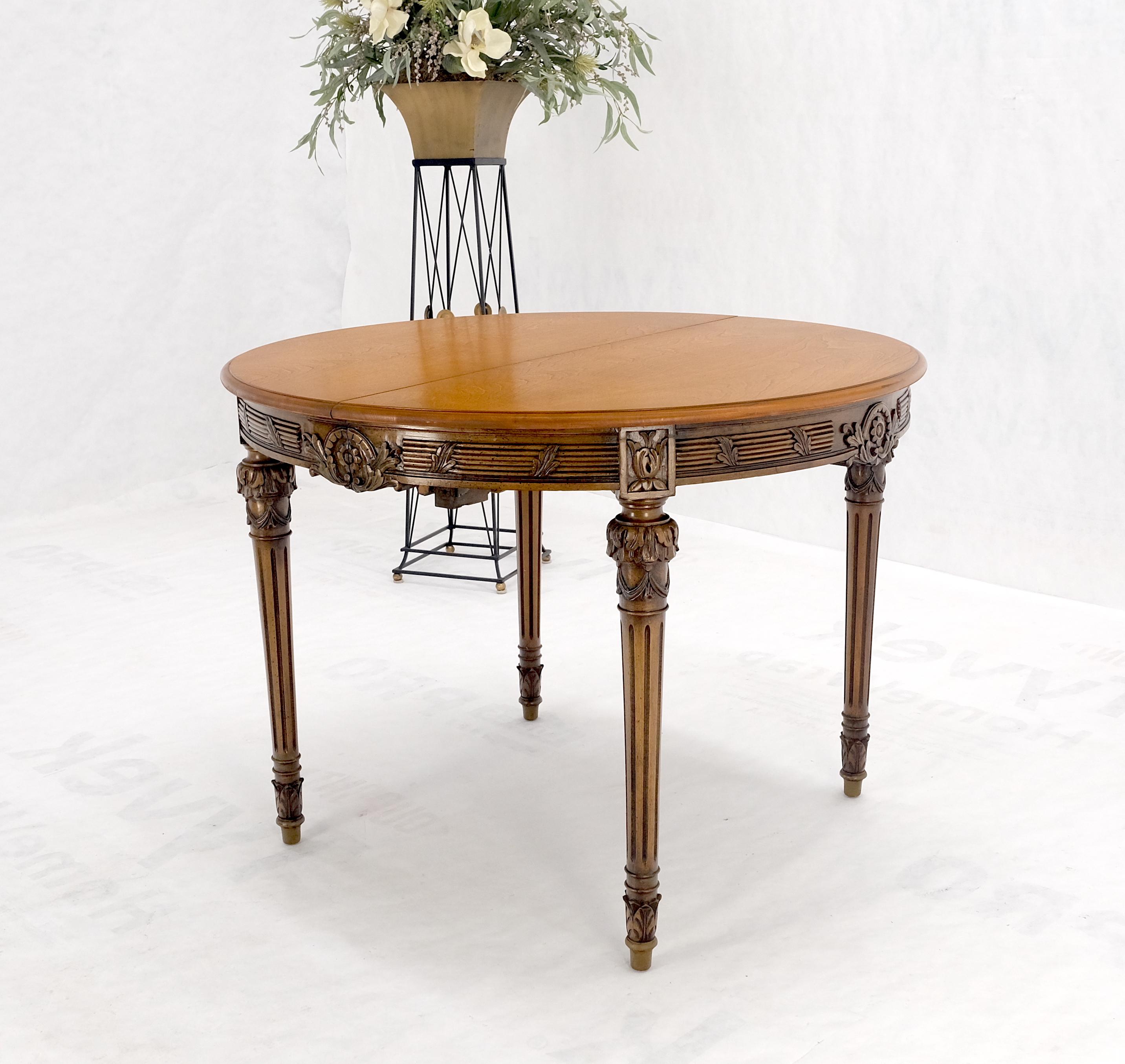 Birch Round Racetrack w/ Two Large Leaves Carved Olive Finish Dining Table MINT! For Sale
