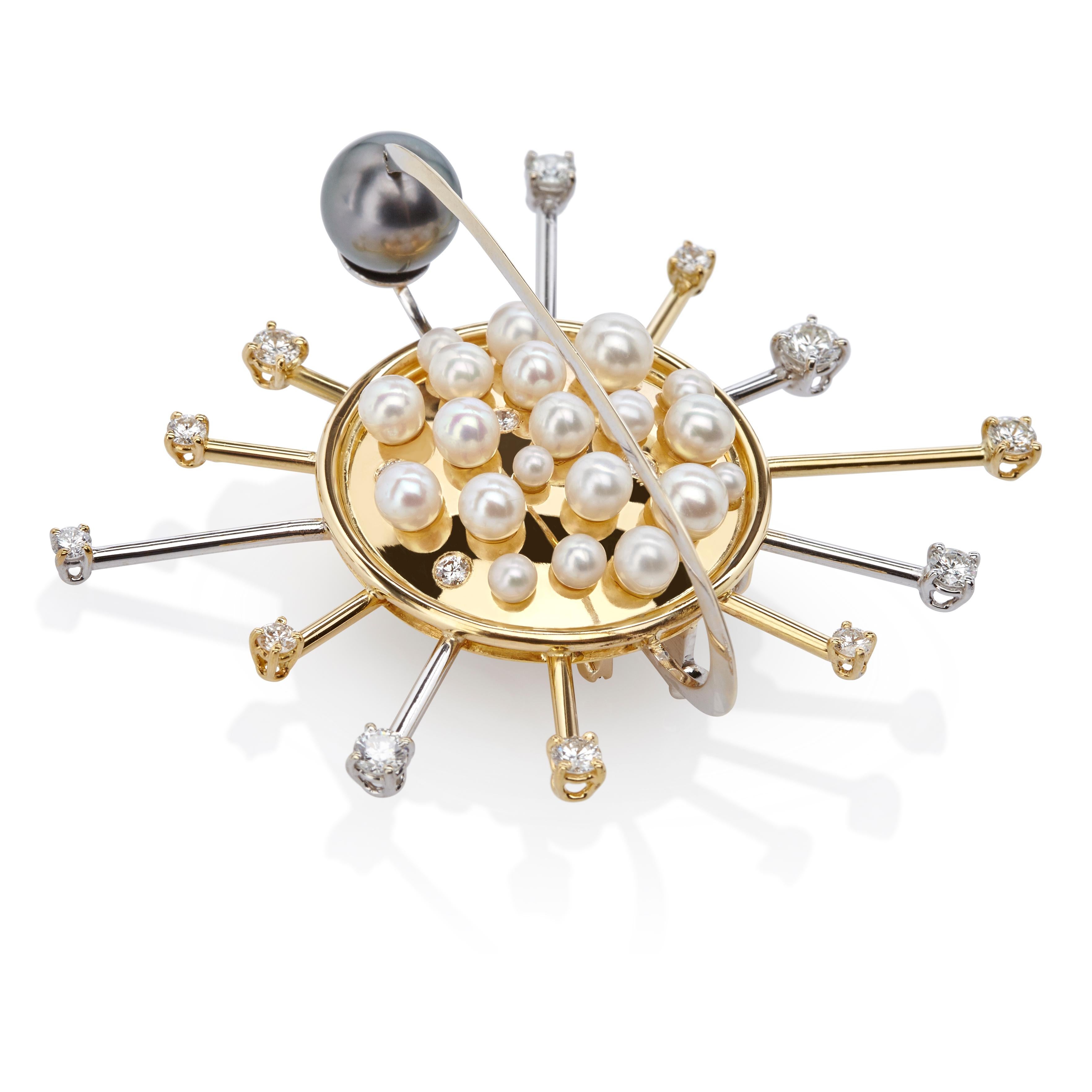 Taille brillant Collier brochure rond de forme planétaire rayonnante en or 18 carats avec perles et diamants en vente