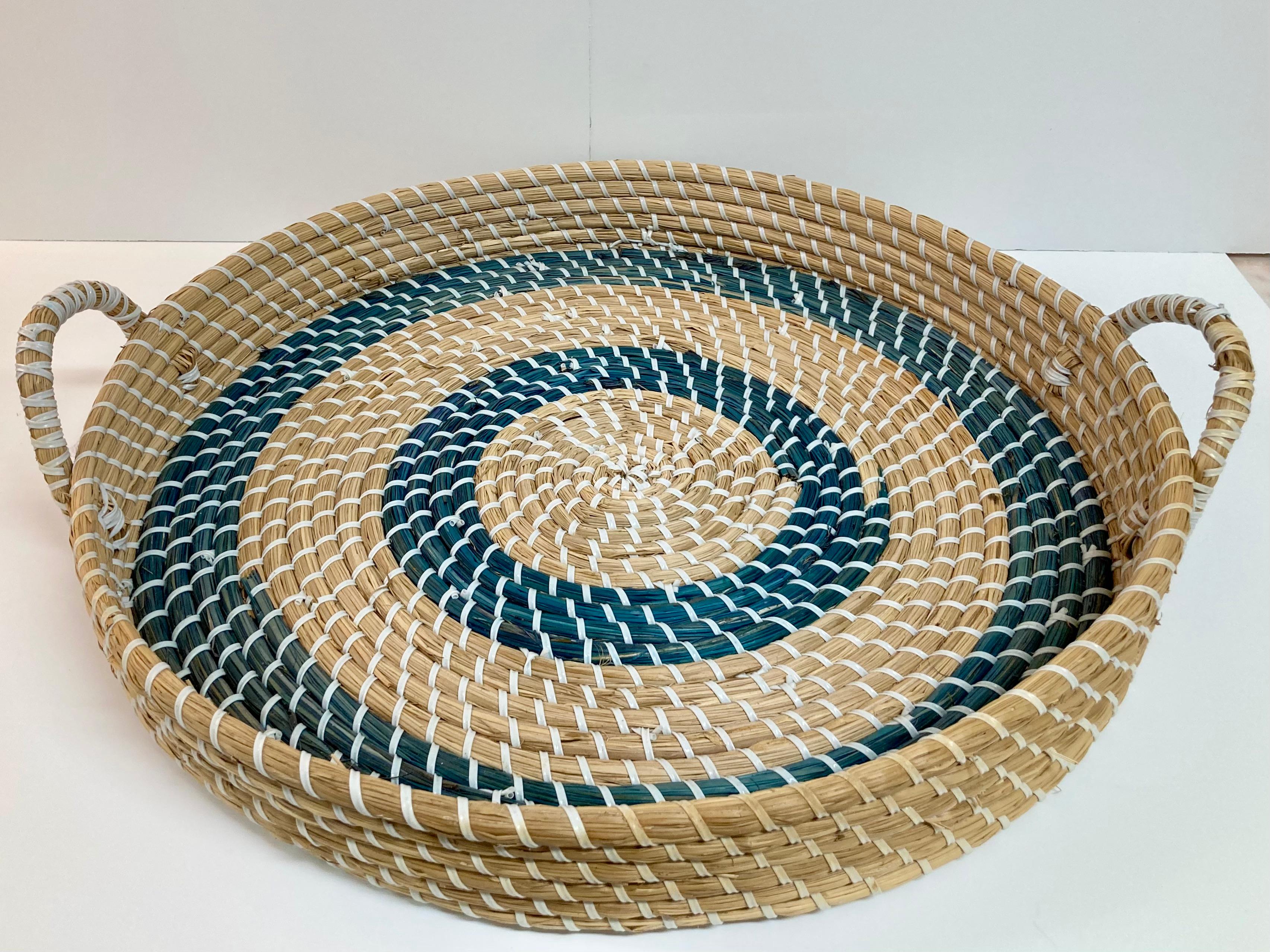 Magnifique plateau rond en rotin naturel et bleu de style Boho Chic avec poignées. Un complément idéal pour les tables et les lits de la maison.