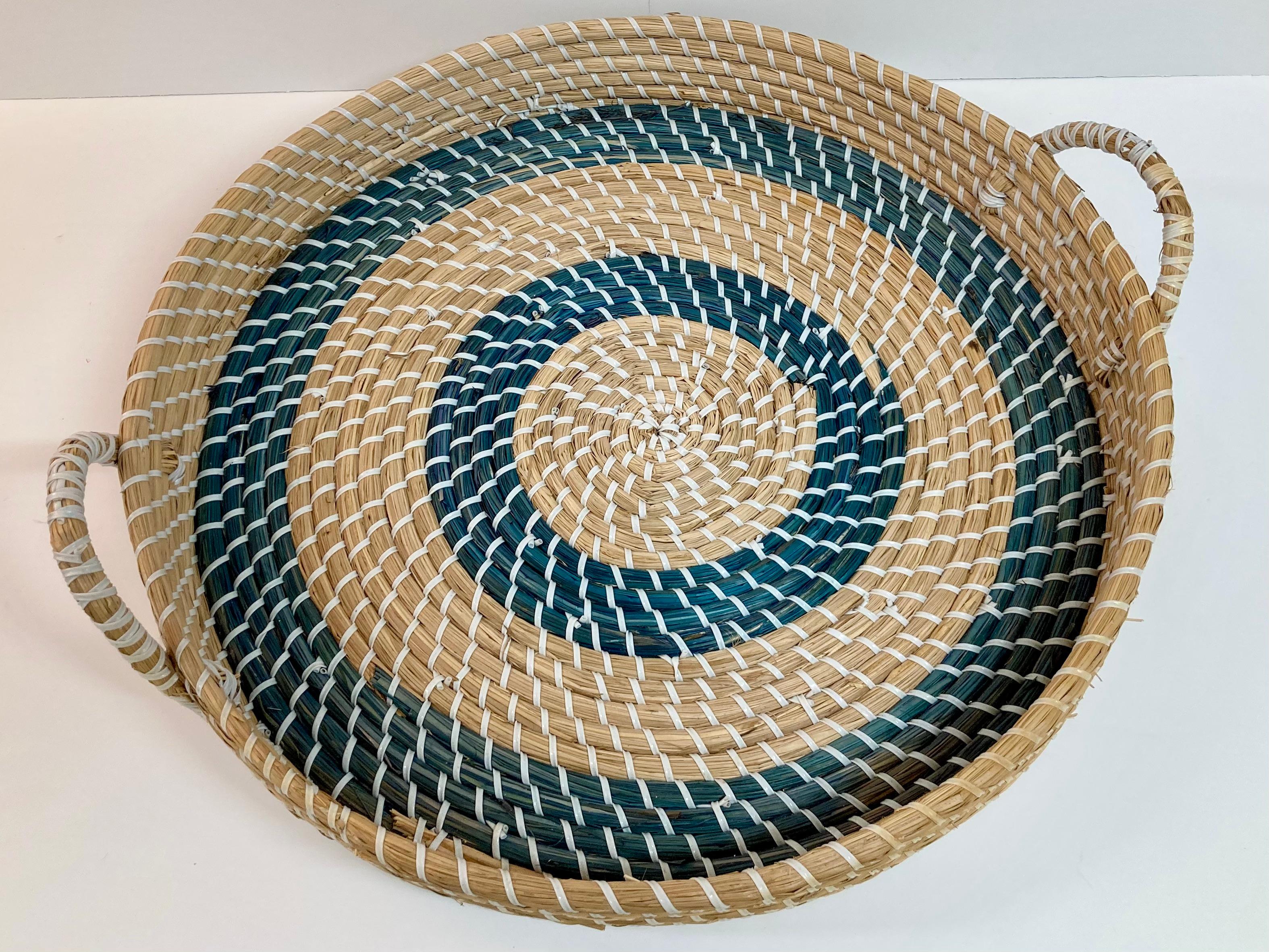 XXIe siècle et contemporain Plateau rond rotin naturel et bleu avec poignées en vente