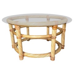 Table basse ou d'appoint ronde en rotin et verre de bambou d'après McGuire