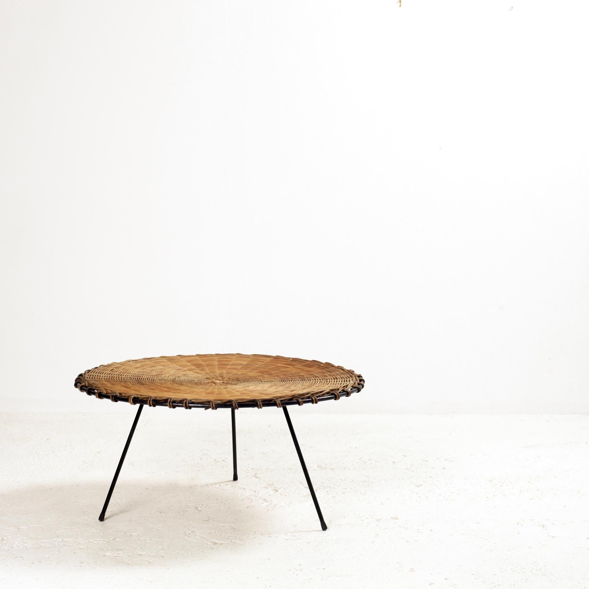 Table basse ronde tripode en rotin et métal noir de France circa 1950
avec un plateau en rotin ou en osier tressé à la main et trois pieds fins et élégants en métal noir.
bon état avec une belle patine.
Belles dimensions pour cette table basse,
