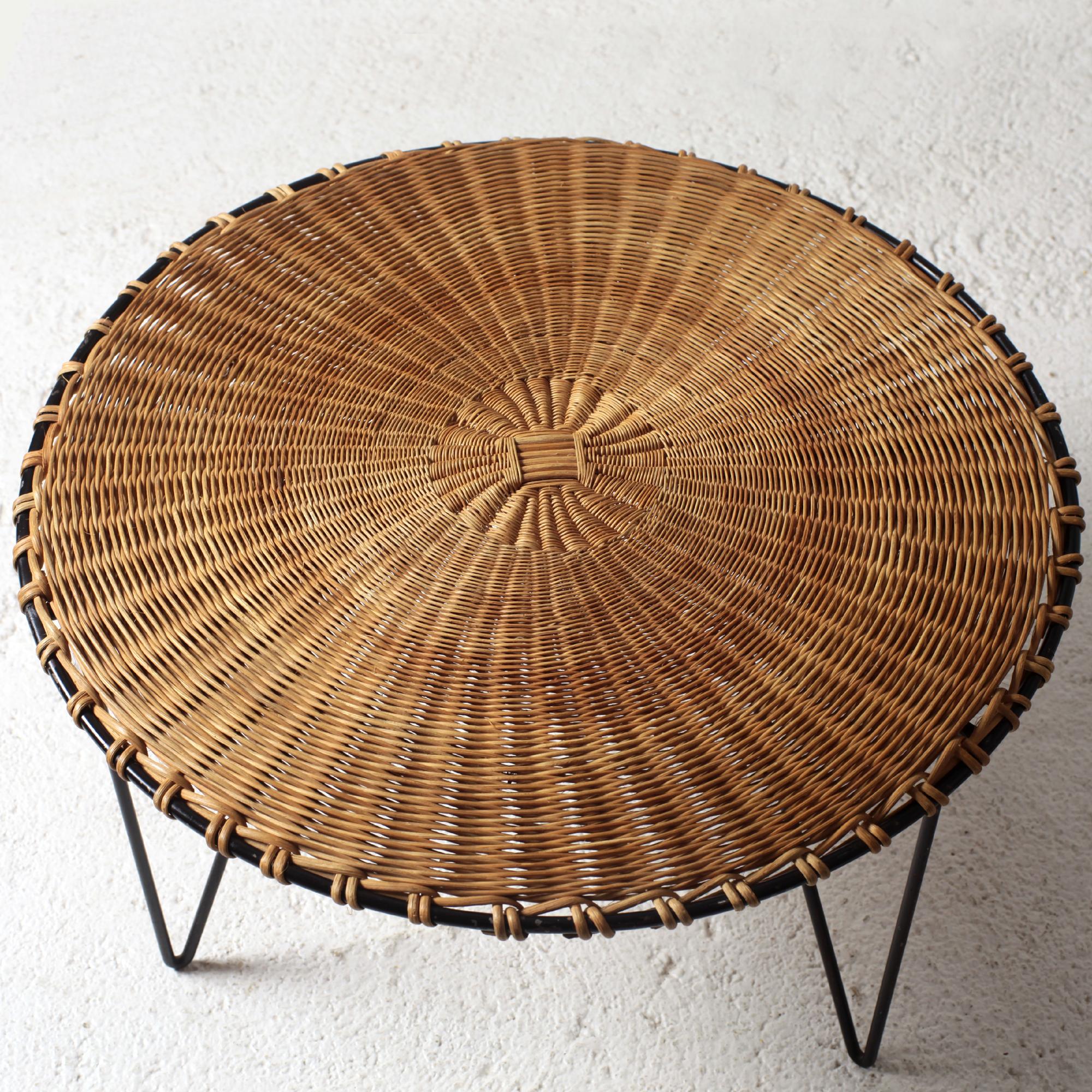 Mesa de centro redonda trípode de ratán y metal negro, Francia, hacia 1950
con tapa de ratán o mimbre tejida a mano y tres finas y elegantes patas de metal negro.
buen estado con bonita pátina.
Bonitas dimensiones para esta mesa auxiliar, ejemplo de