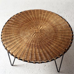 Tavolino tripode rotondo in rattan e metallo nero Francia 1950