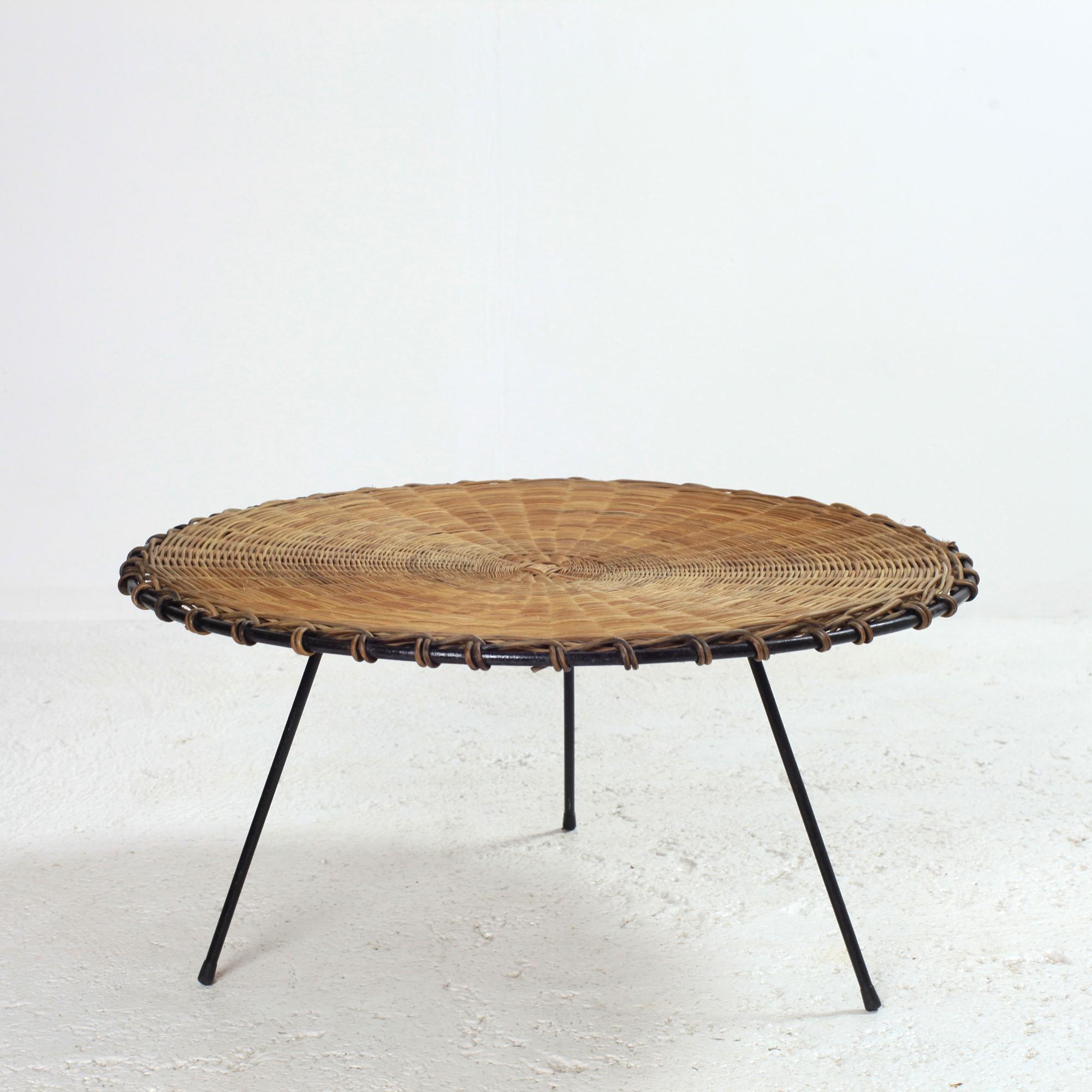 Mid-Century Modern Table basse ronde en rotin et métal noir France 1950