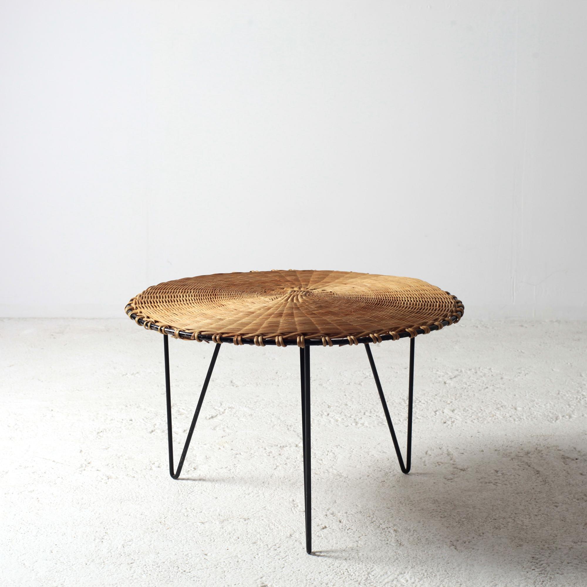 Mesa de centro trípode redonda de ratán y metal negro Francia 1950 Moderno de mediados de siglo en venta
