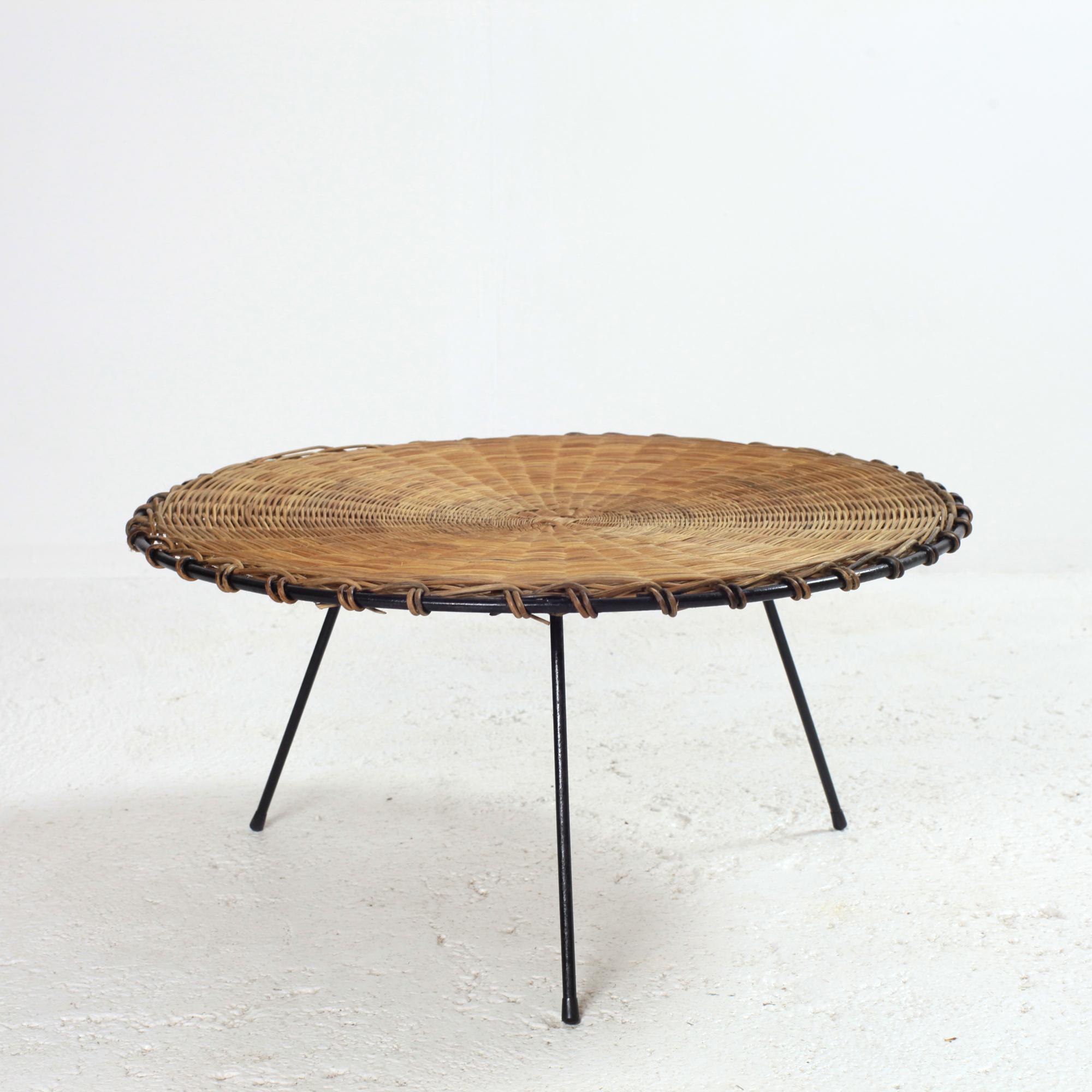 Français Table basse ronde en rotin et métal noir France 1950