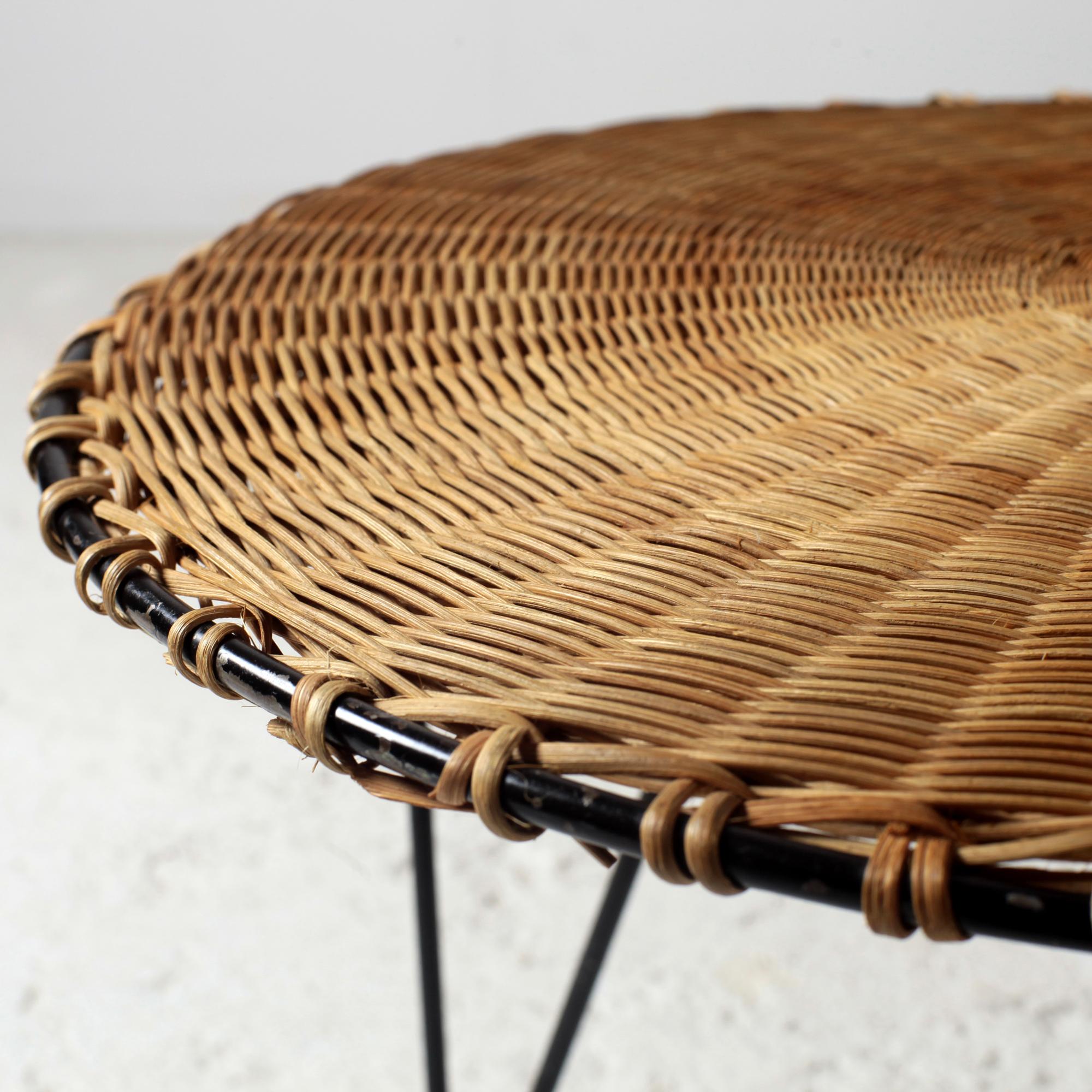 Mesa de centro trípode redonda de ratán y metal negro Francia 1950 Francés en venta