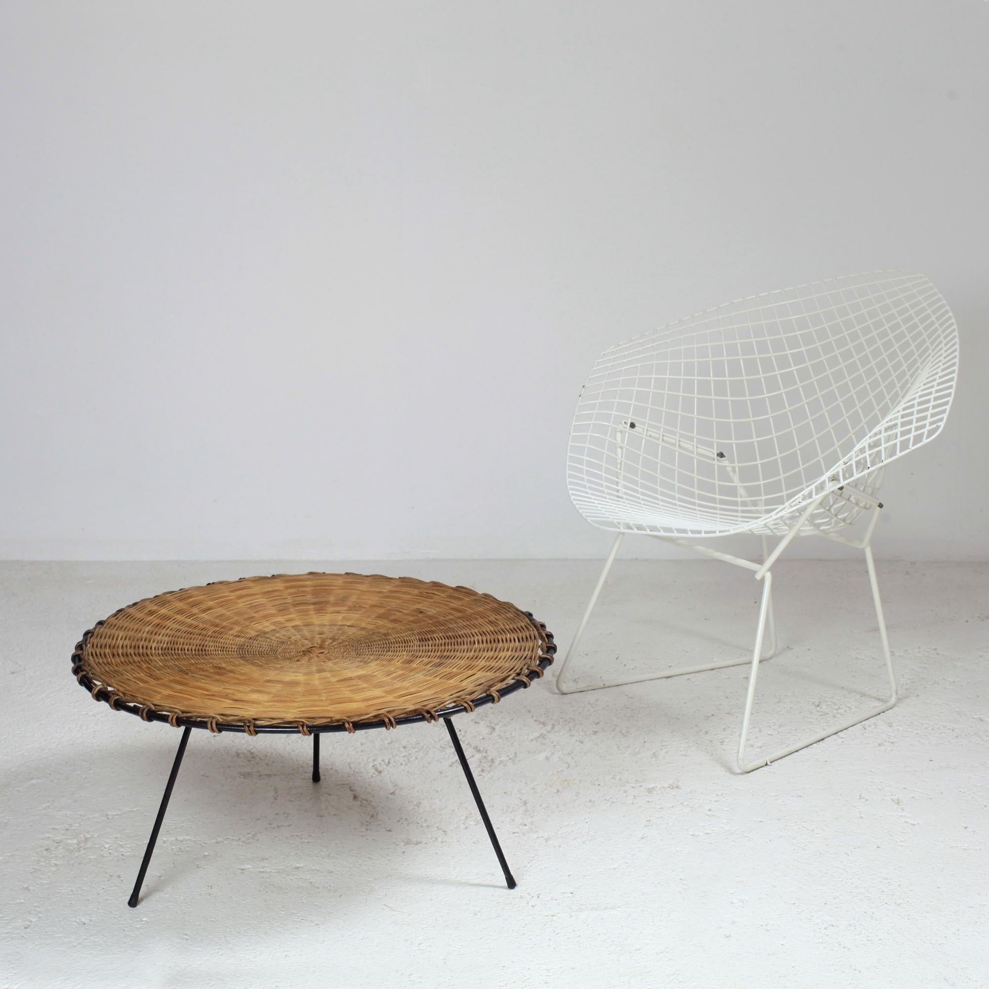 Tissé à la main Table basse ronde en rotin et métal noir France 1950