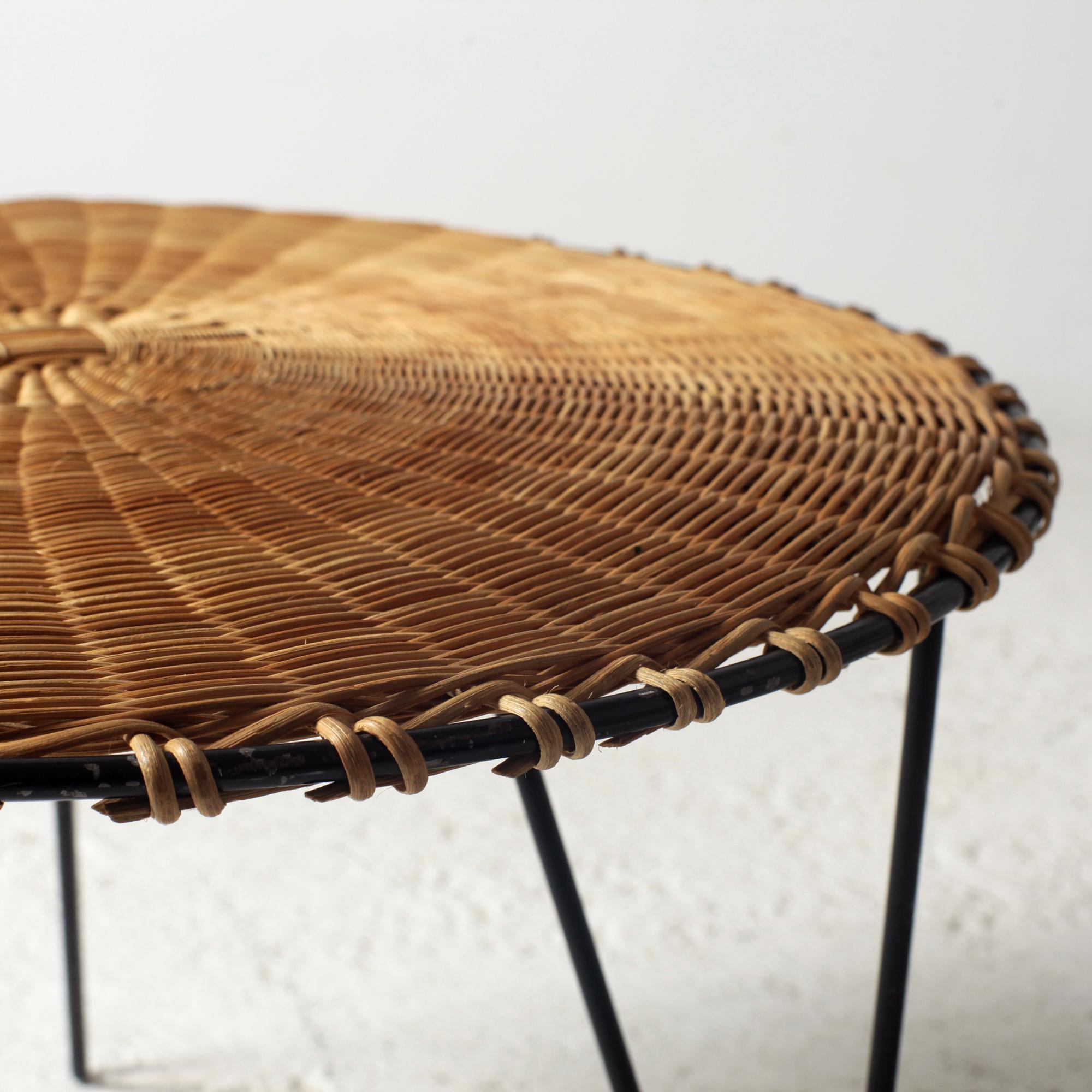 Mesa de centro trípode redonda de ratán y metal negro Francia 1950 Tejido a mano en venta