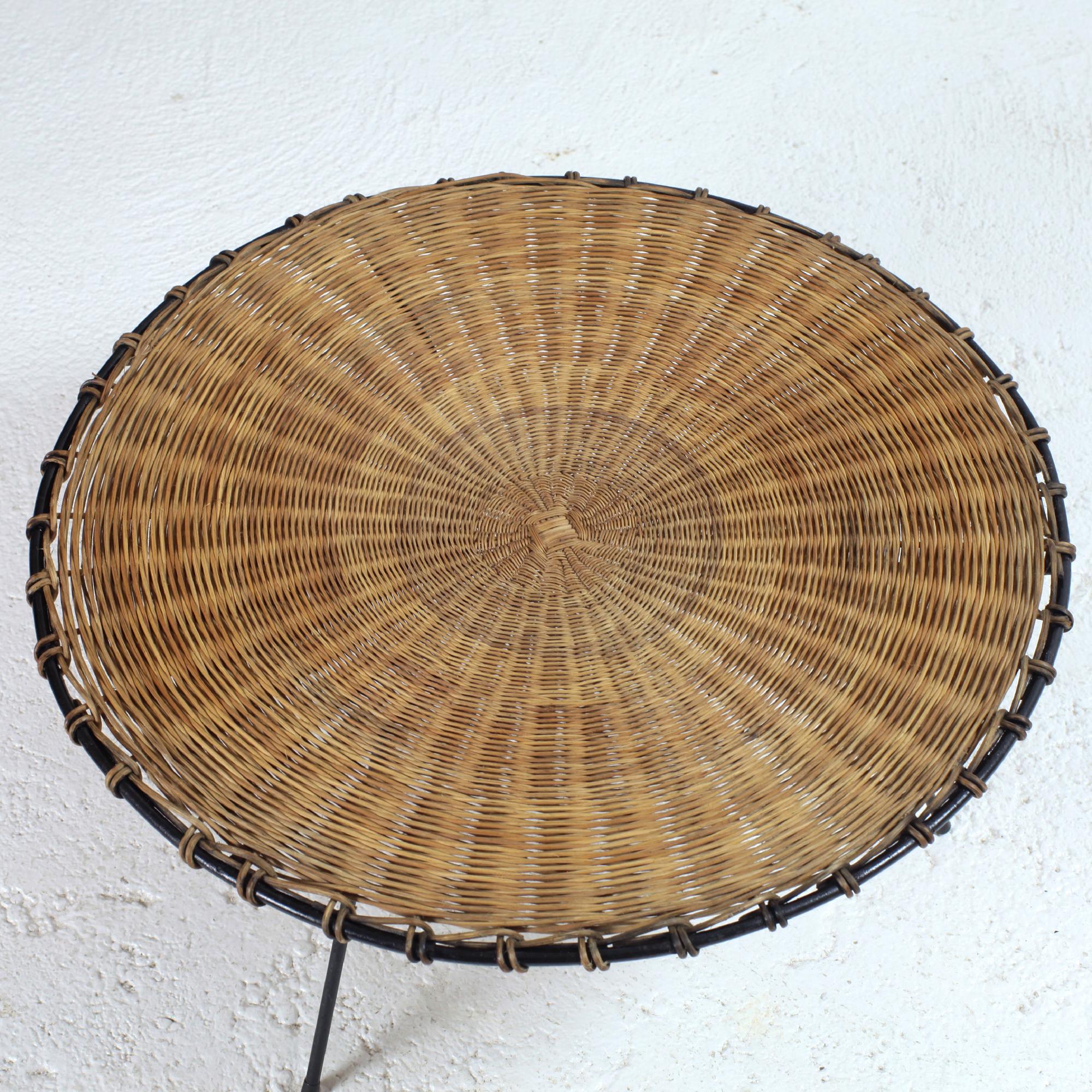 Table basse ronde en rotin et métal noir France 1950 Bon état à Saint  Ouen, FR