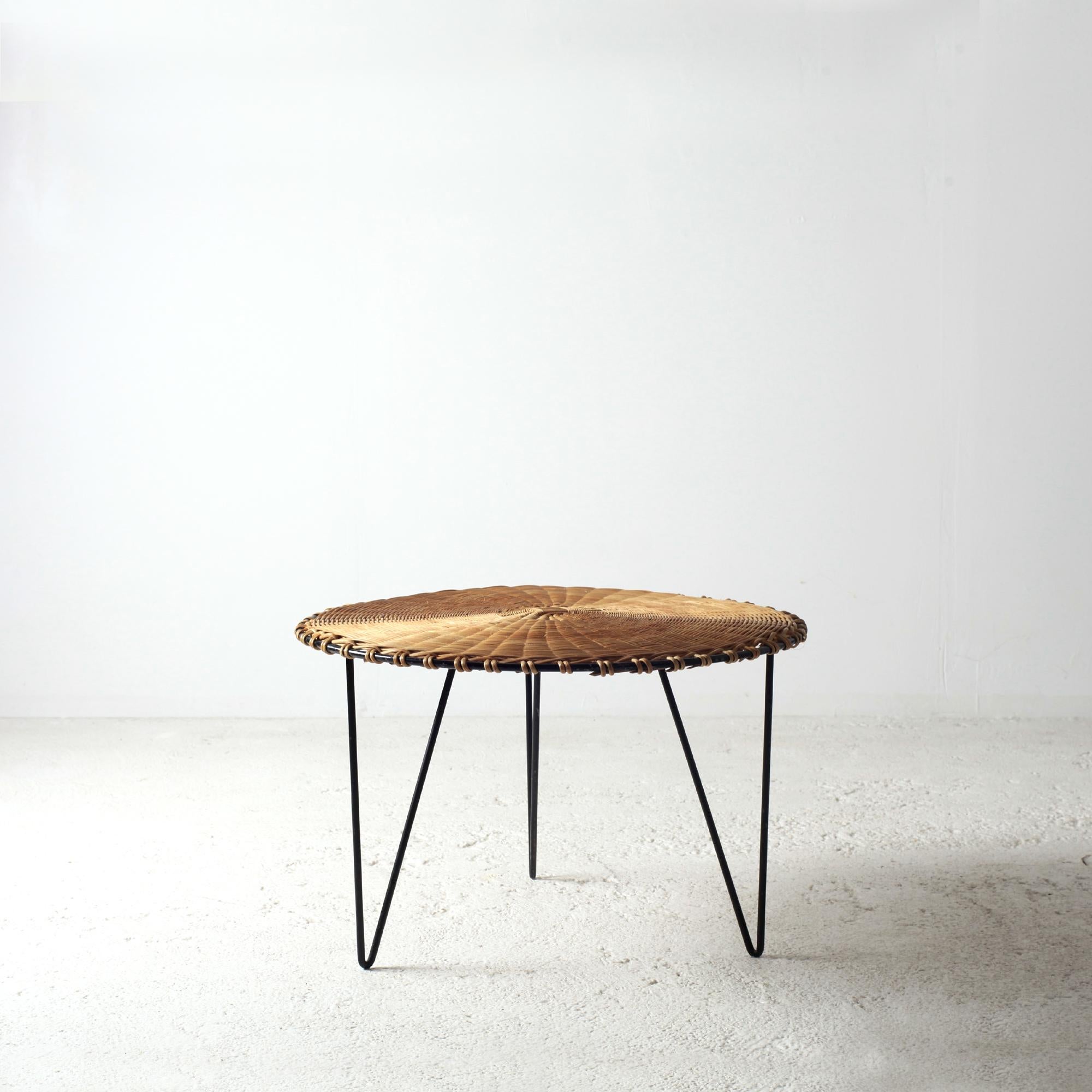 Mesa de centro trípode redonda de ratán y metal negro Francia 1950 en Bueno estado para la venta en Saint  Ouen, FR