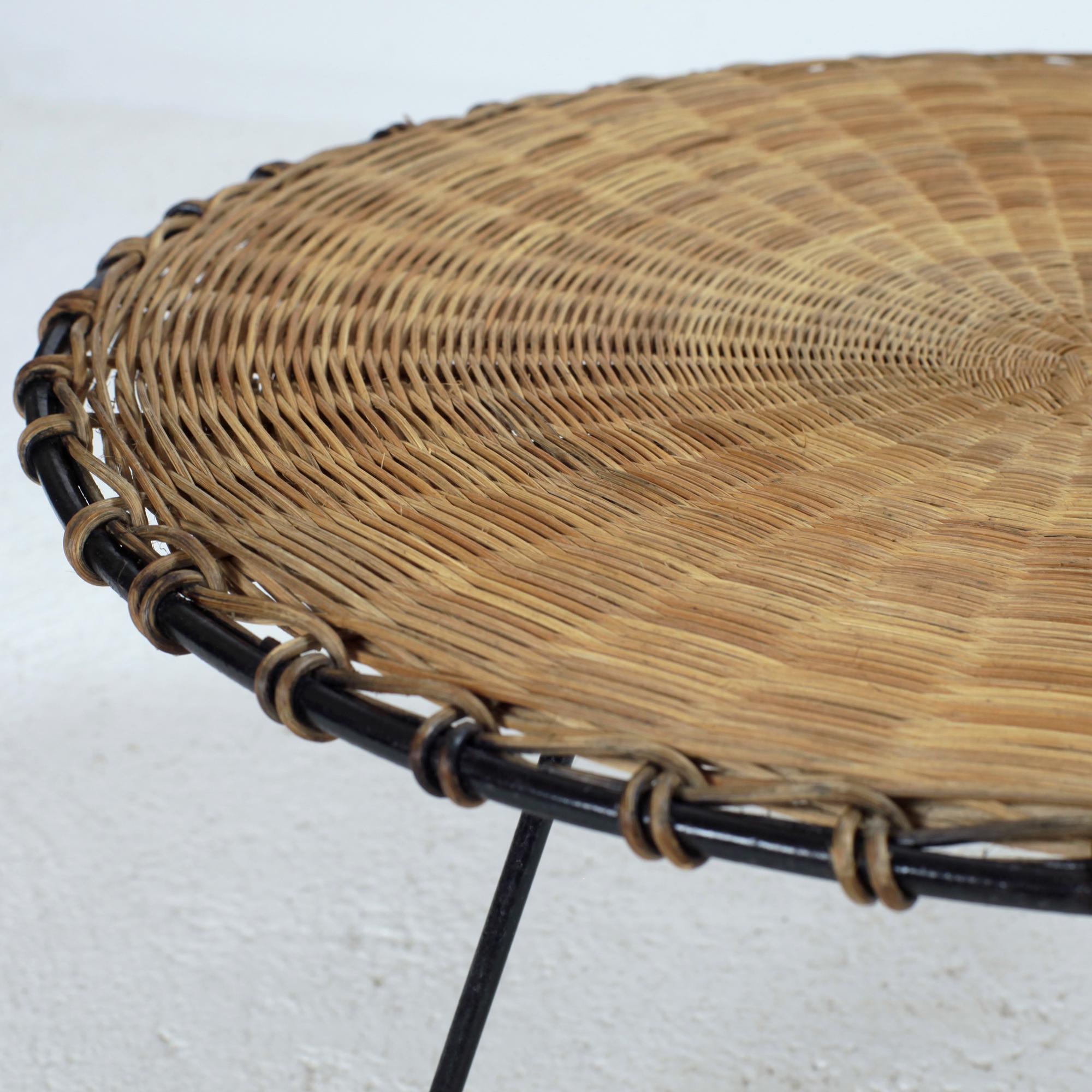 Milieu du XXe siècle Table basse ronde en rotin et métal noir France 1950