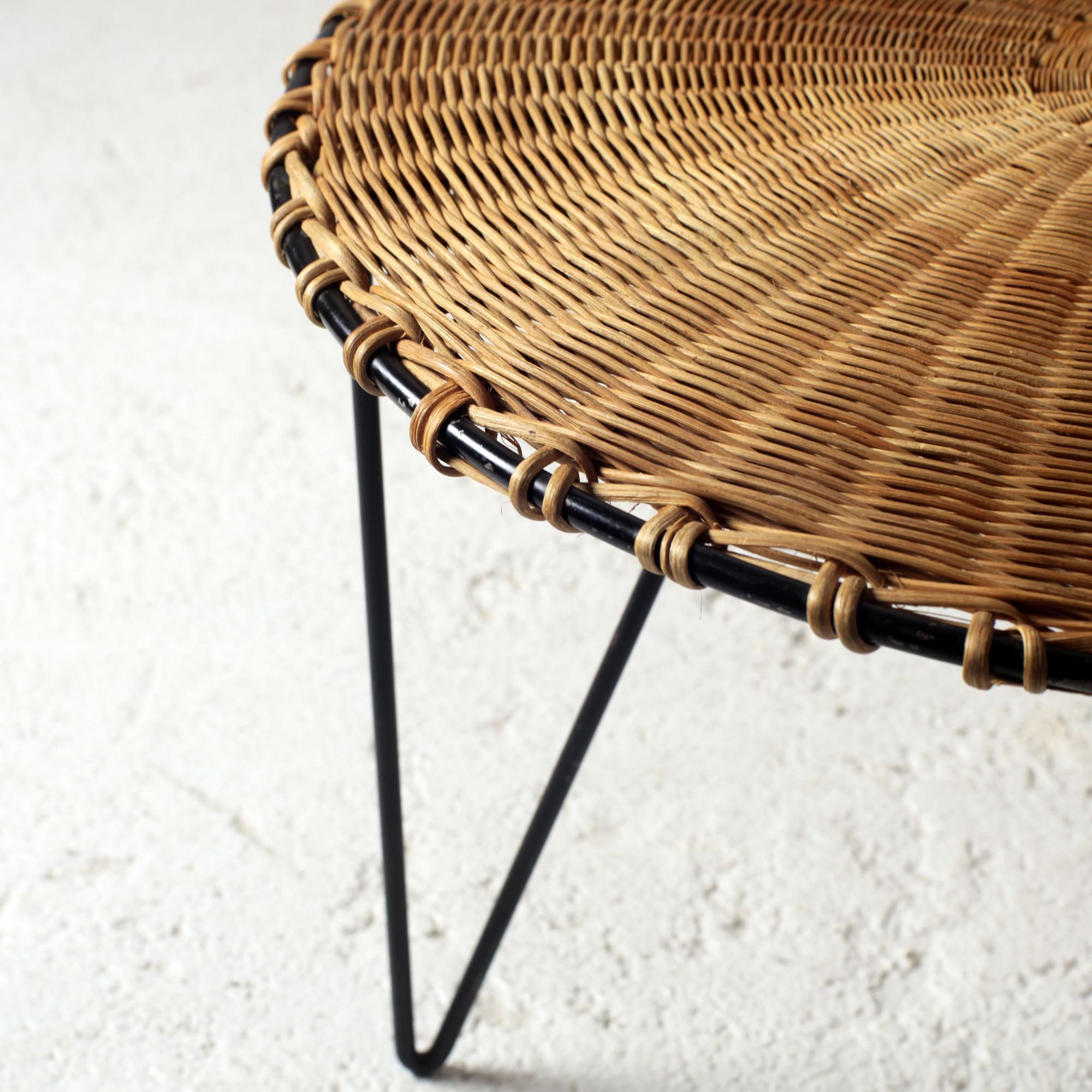 Mesa de centro trípode redonda de ratán y metal negro Francia 1950 mediados del siglo XX en venta