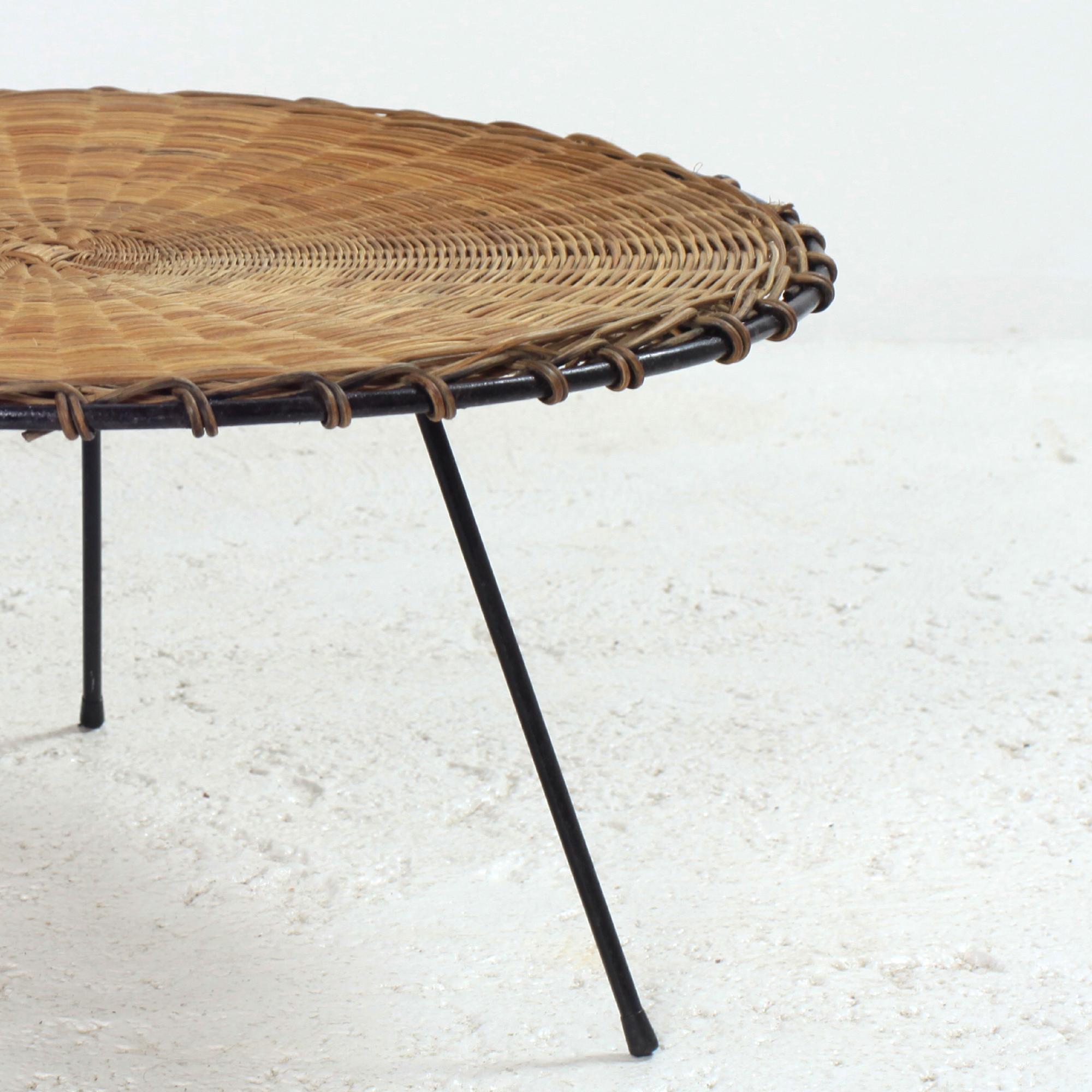 Osier Table basse ronde en rotin et métal noir France 1950