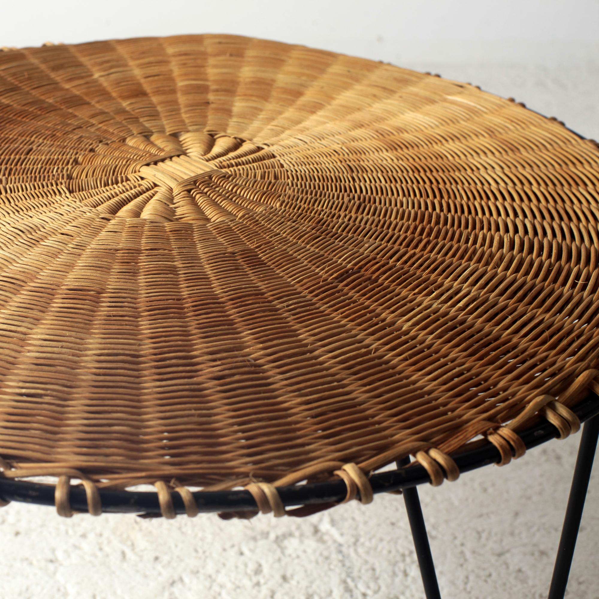 Mesa de centro trípode redonda de ratán y metal negro Francia 1950 Mimbre en venta