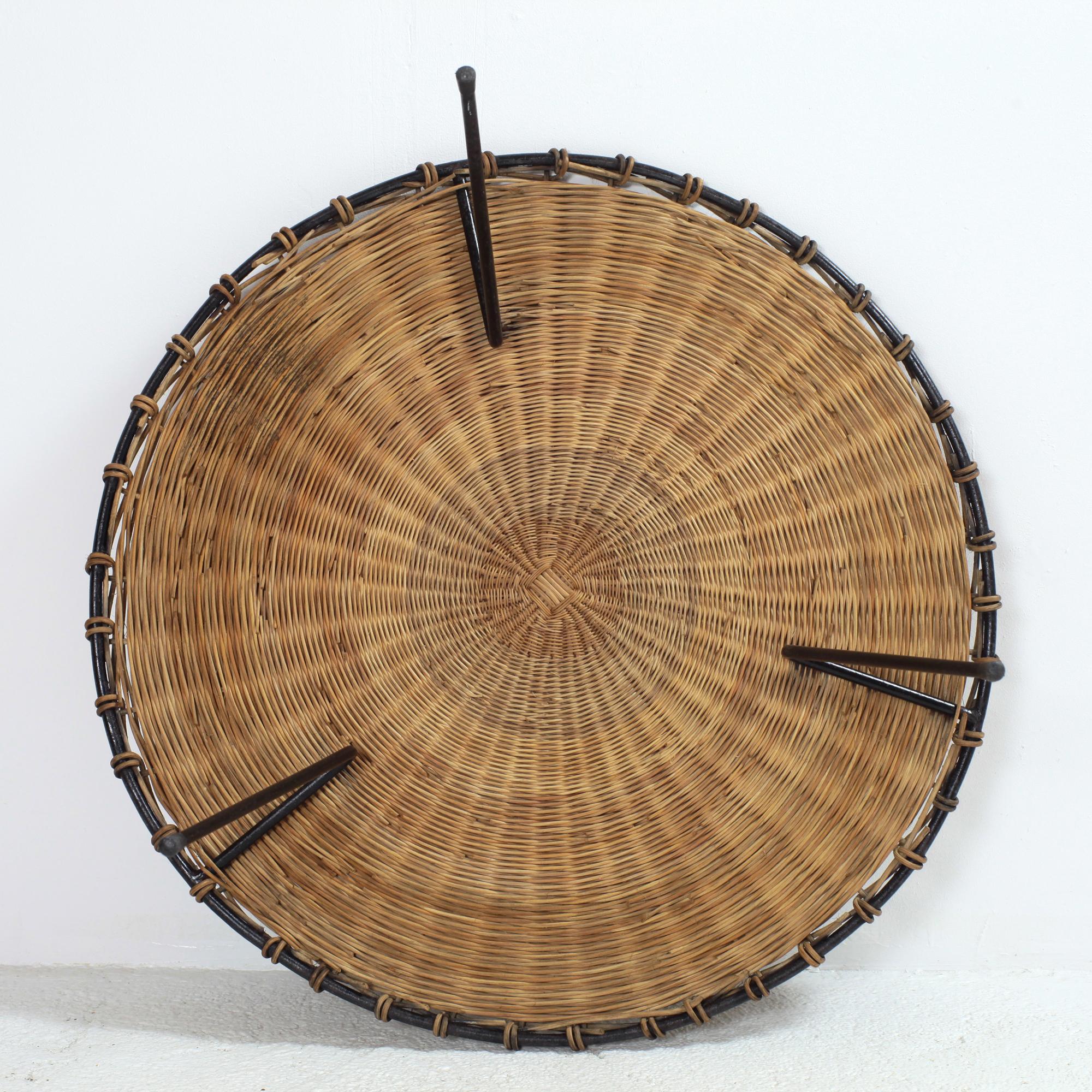 Table basse ronde en rotin et métal noir France 1950 1