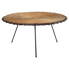 Table basse ronde en rotin et métal noir France 1950