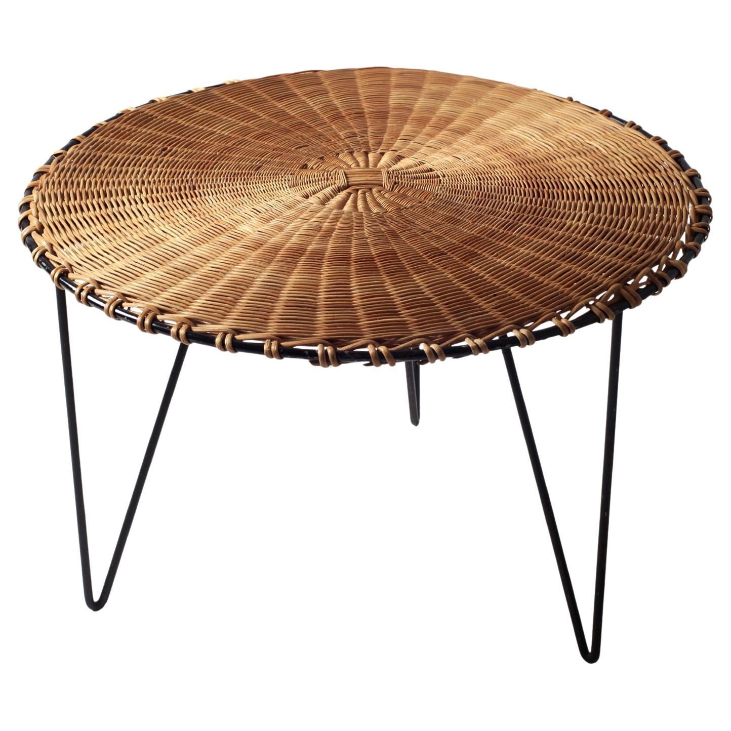 Mesa de centro trípode redonda de ratán y metal negro Francia 1950 en venta
