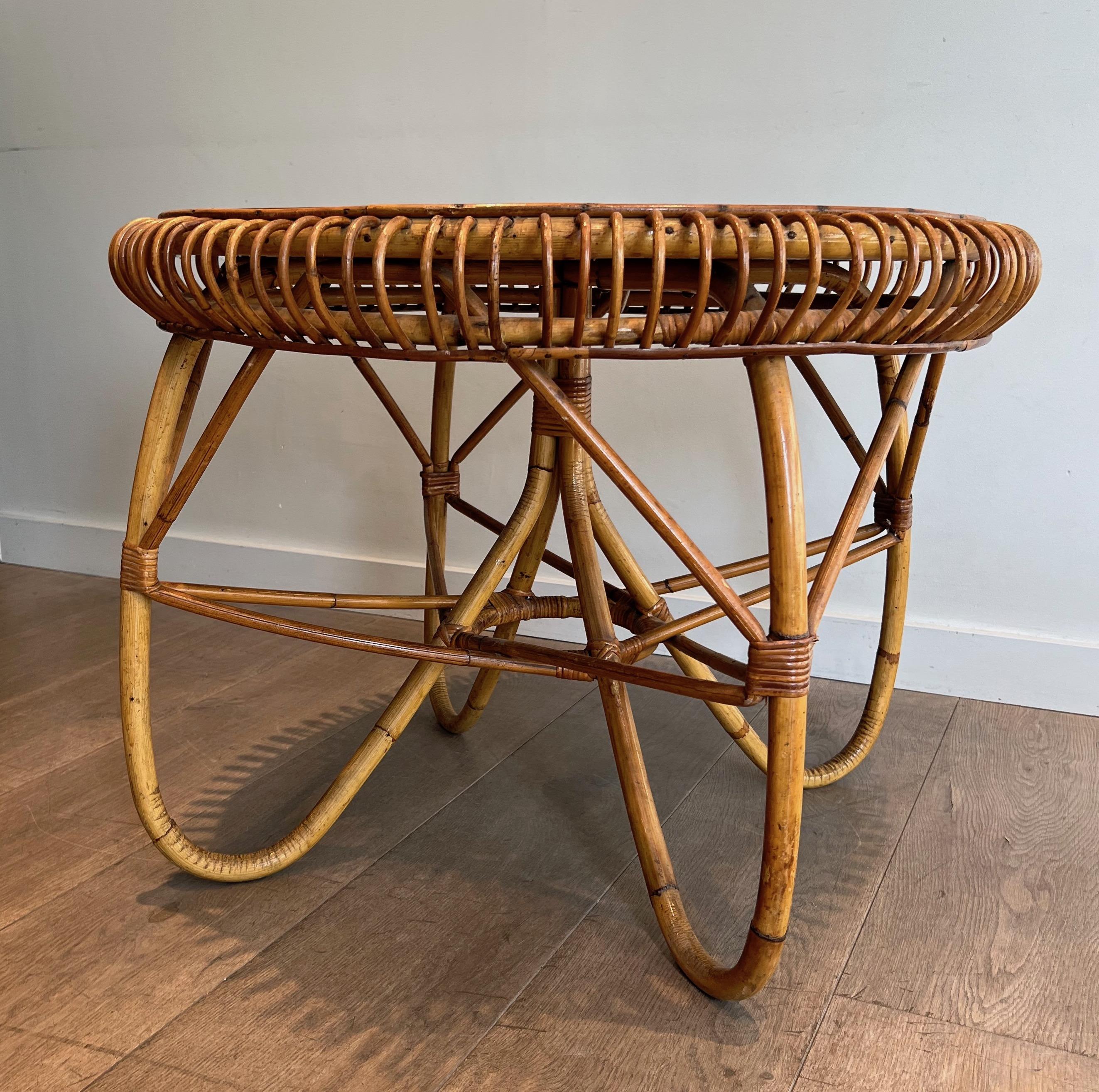 Mesa de centro redonda de ratán y madera. Obra italiana al estilo de Franco Albini en venta 6