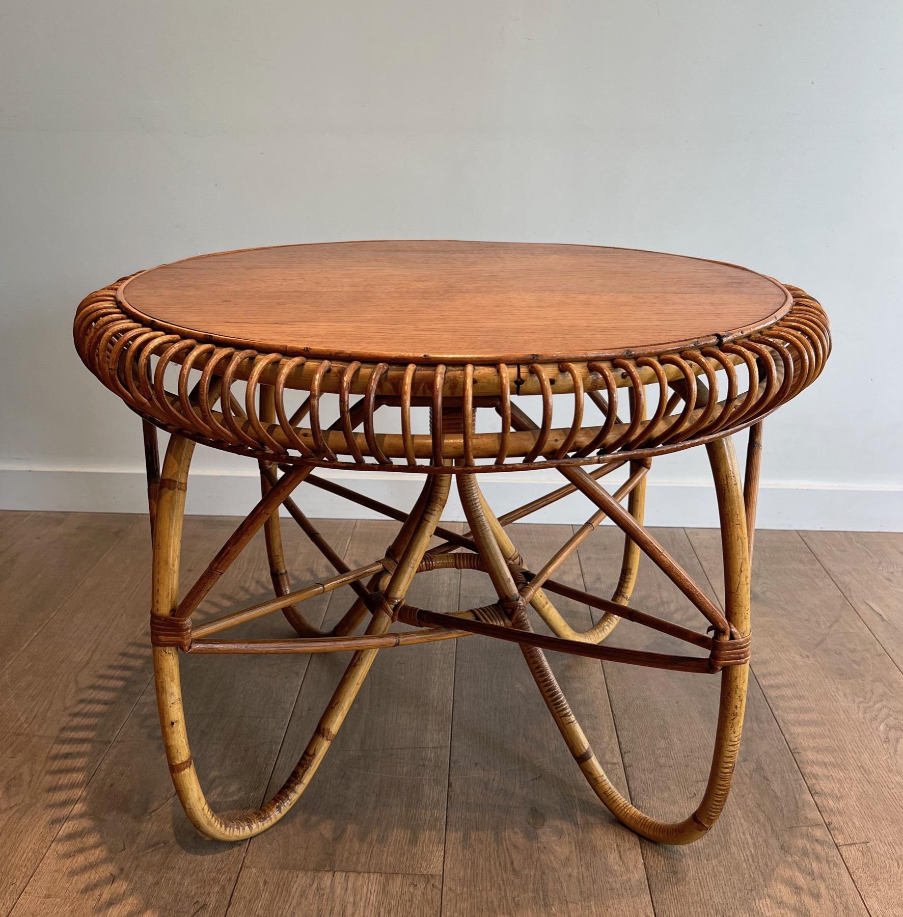 Rotin Table basse ronde en rotin et Wood Wood. Œuvre italienne dans le style de Franco Albini en vente