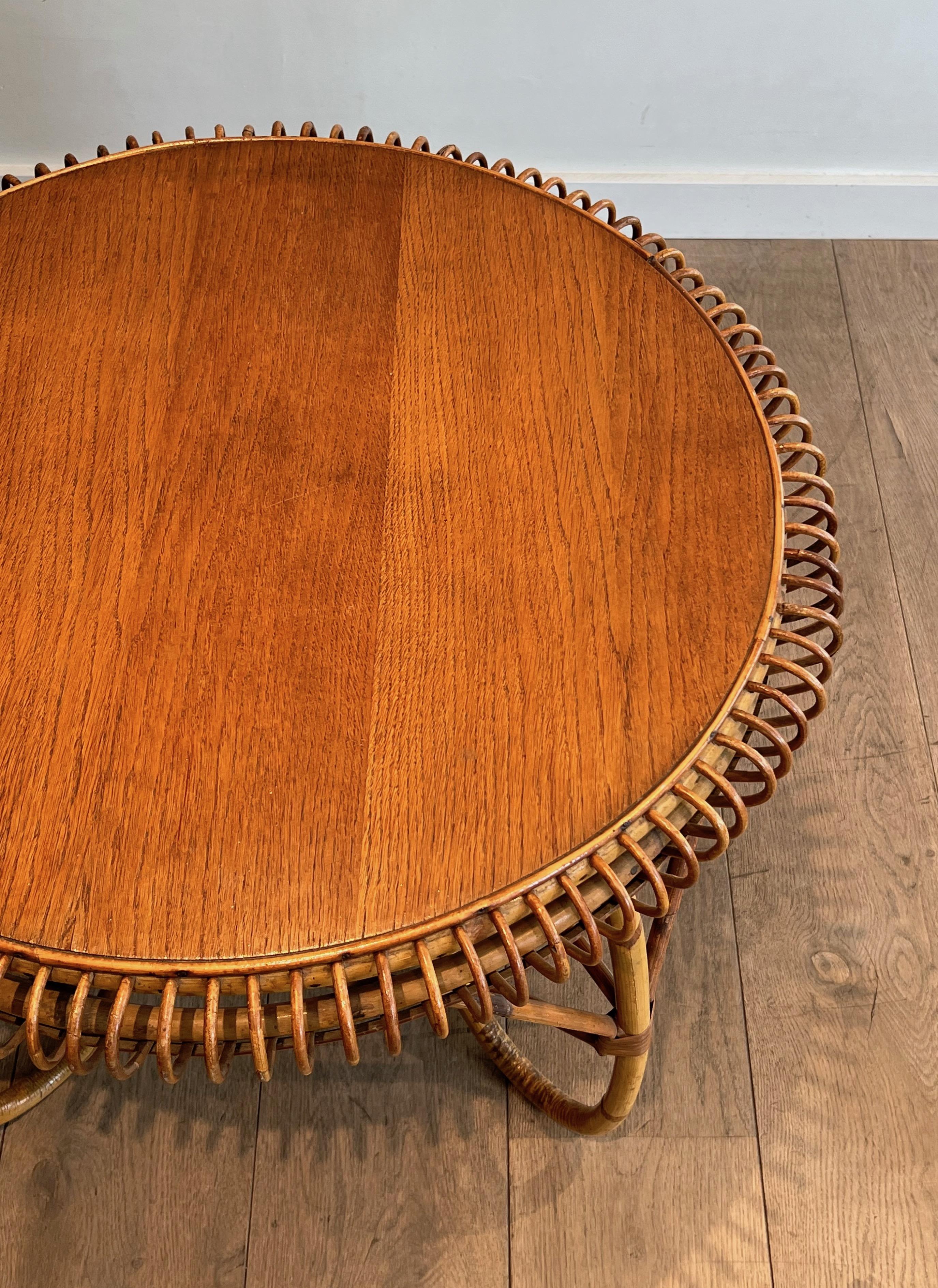 Mesa de centro redonda de ratán y madera. Obra italiana al estilo de Franco Albini en venta 2