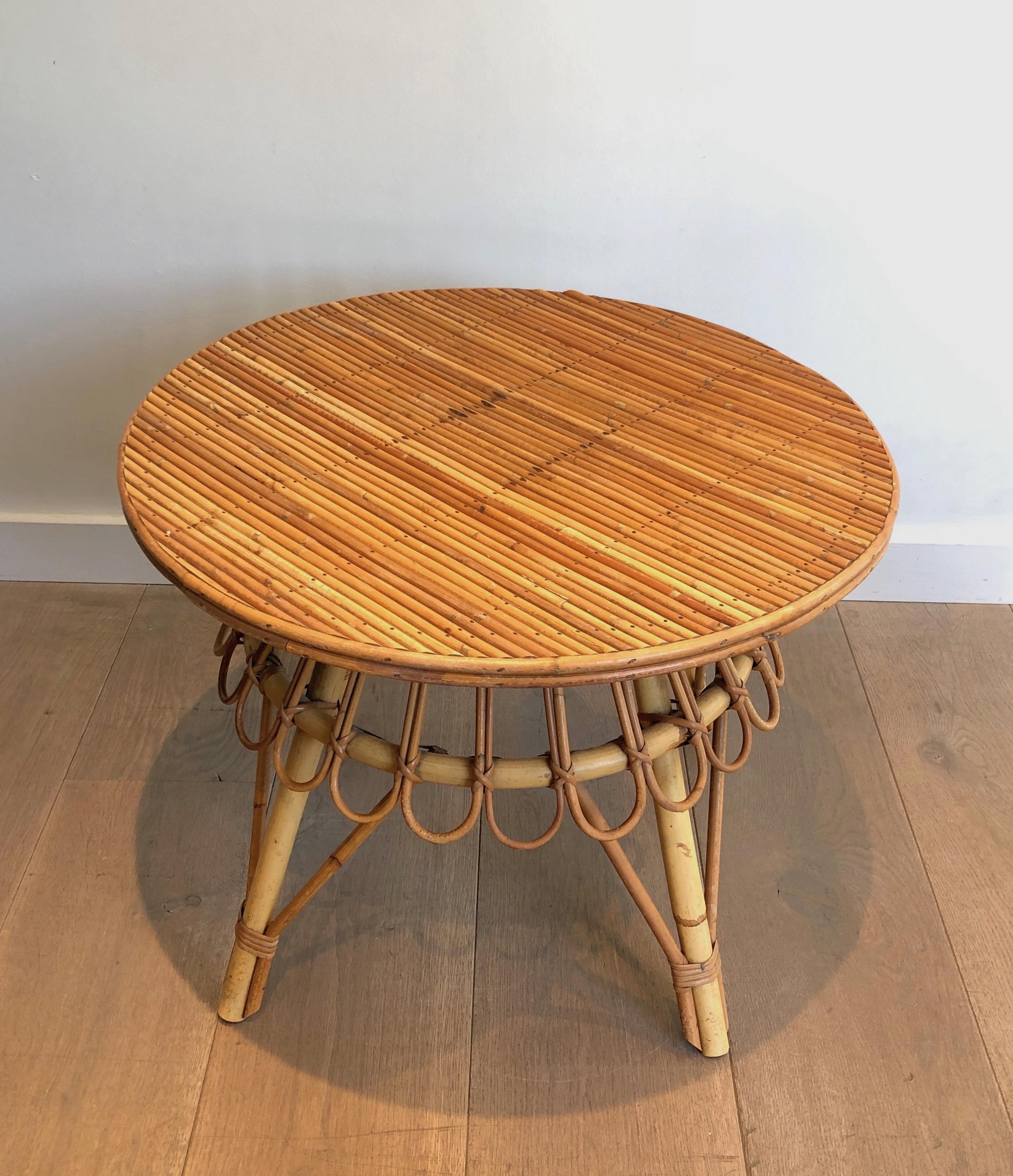 This round rattan coffee table is French. Thi is a work attributed to Adrien Audoux and Frida Minet. Vers 1950. Circa 1950.