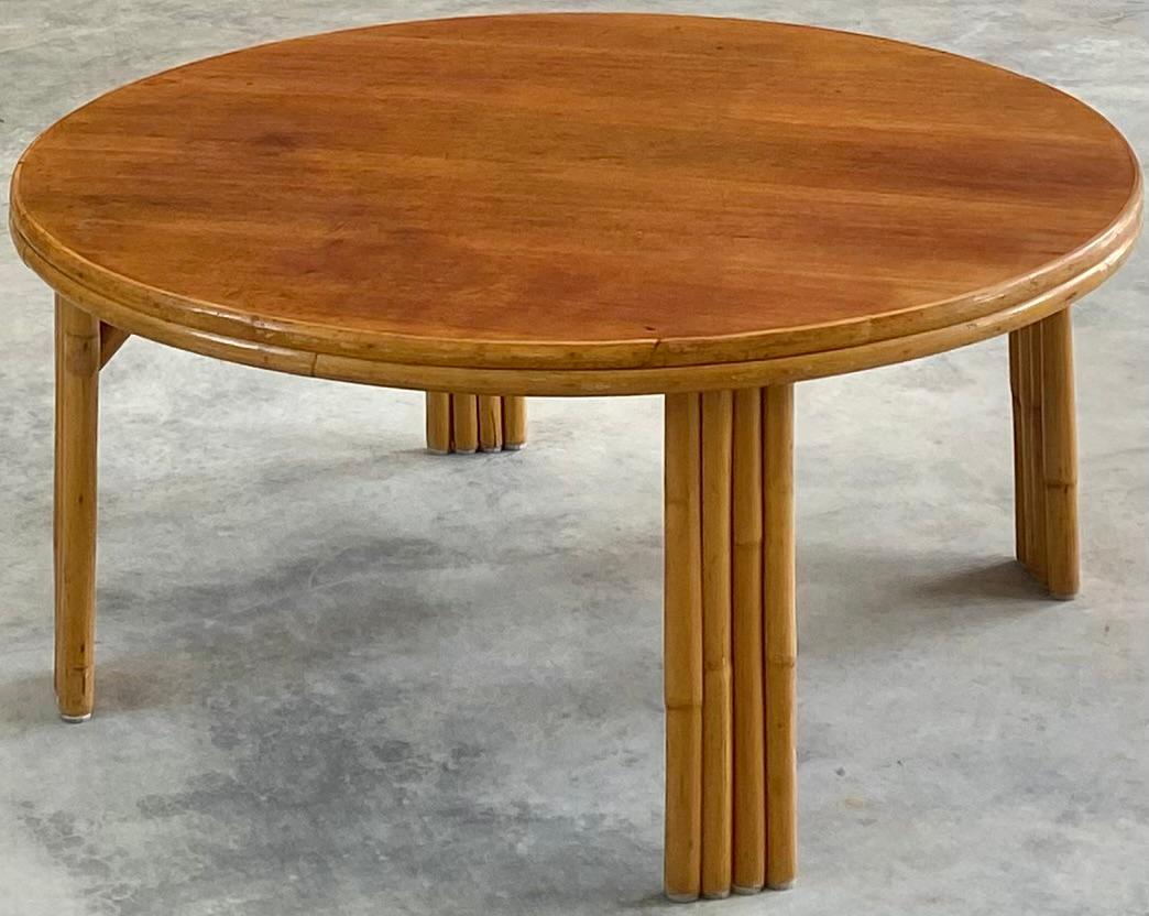 Mesa de centro redonda de ratán con tablero de madera de nogal en venta 3