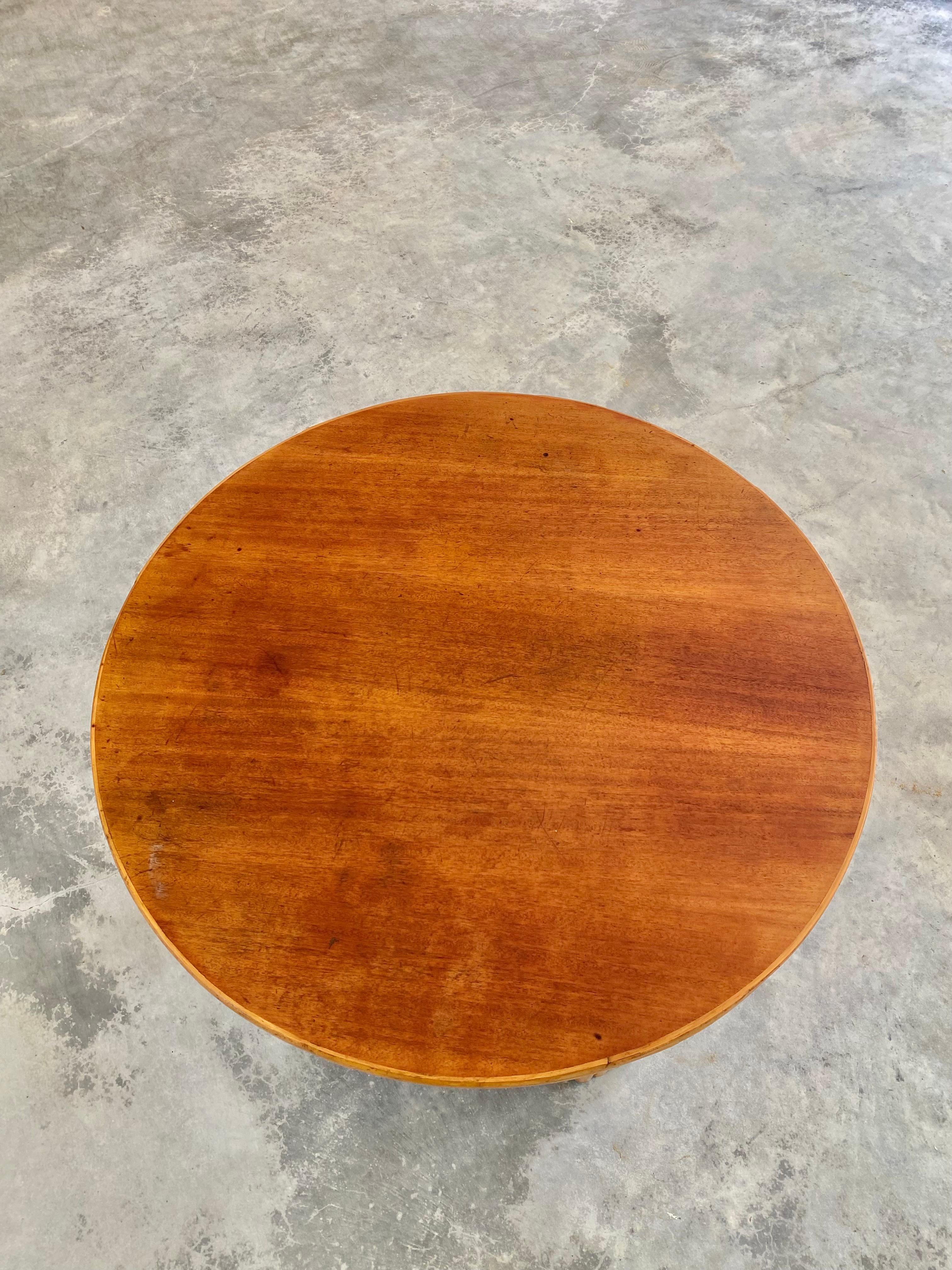 Mesa de centro redonda de ratán con tablero de madera de nogal Moderno de mediados de siglo en venta