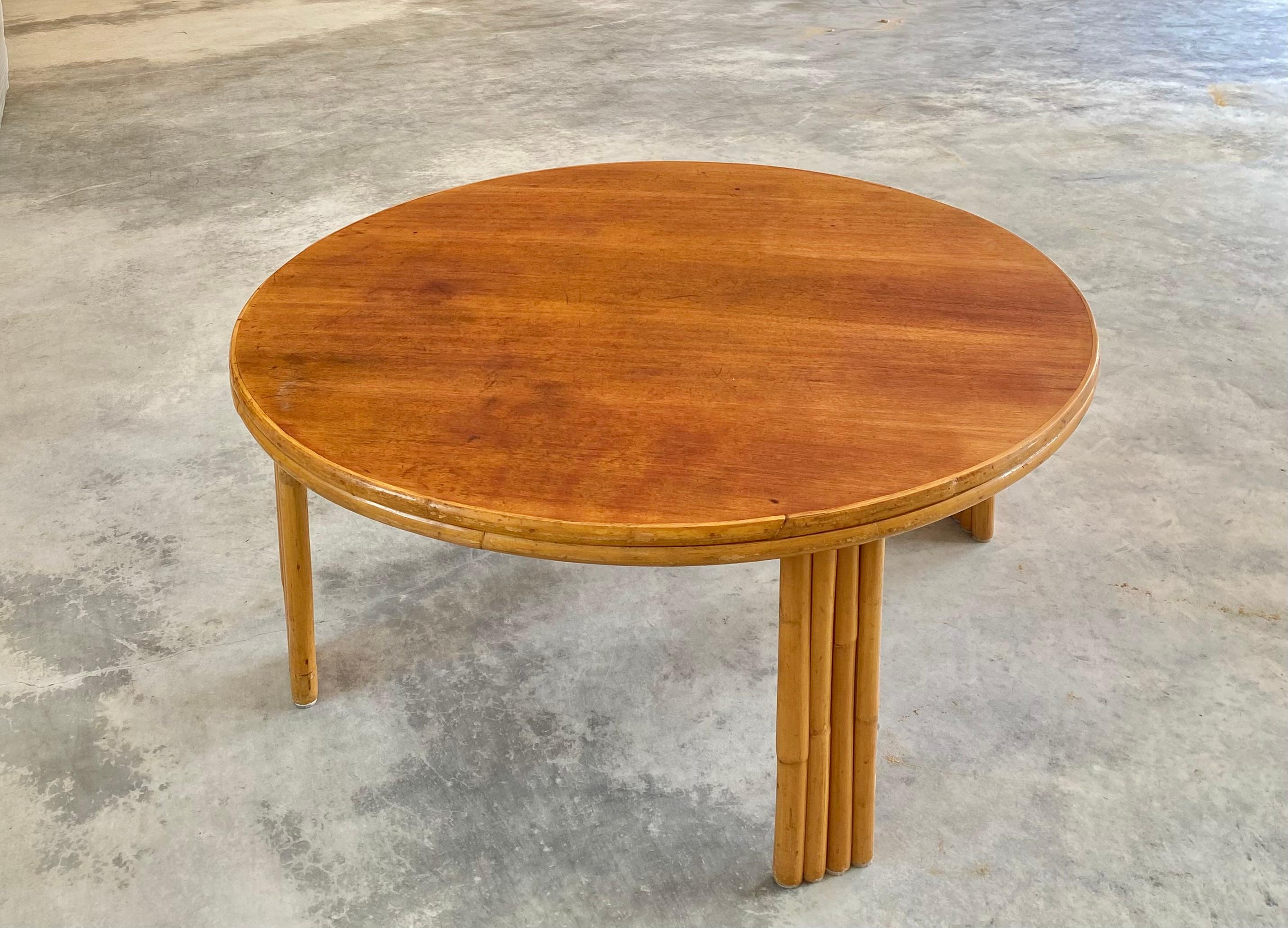 Mesa de centro redonda de ratán con tablero de madera de nogal Hecho a mano en venta