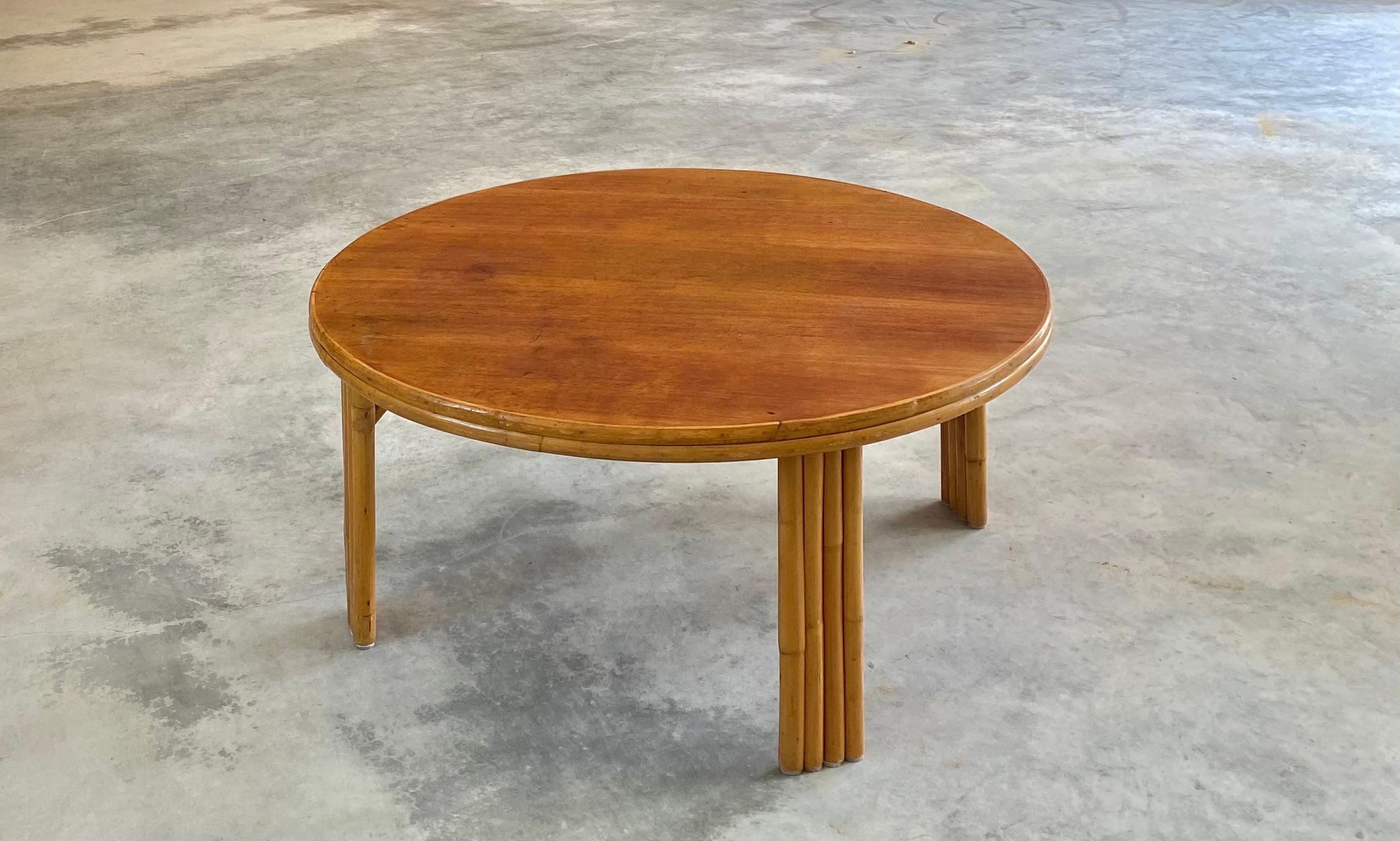 Mesa de centro redonda de ratán con tablero de madera de nogal en venta 2